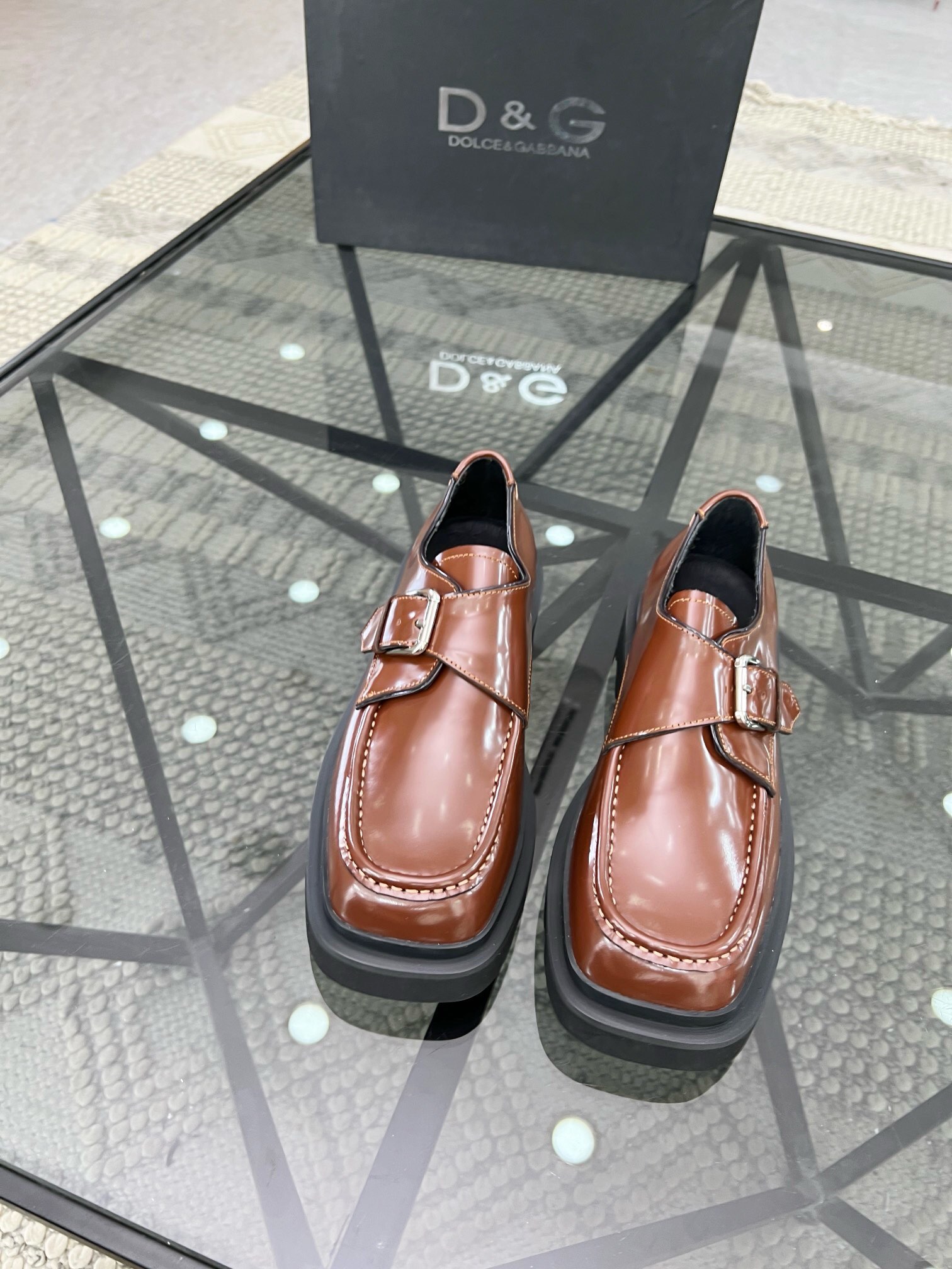 NO:217635,Brand D&G color original color matching 39-44 custom made 38.45. Price Material Dolce & Gabbana/New Calfskin Mocasin Shoes Bernini Series Mocasin Shoes, embellished with new metal signs. Made of Mino Calfskin, original combination rubber outsole, retro and shiny texture complement each other, releasing contemporary exquisite charm., Dolce & Gabbana, Dolce & Gabbana, Dolce & Gabbana, cowhide19860909品牌D&G 颜色原版配色 码数39-44定做38.45. 价格 材质杜嘉班纳Dolce & Gabbana/新款小牛皮莫卡辛鞋 Bernini 系列莫卡辛鞋,点缀全新金属标牌.采用 Mino 小牛皮制成,原版组合橡胶大底 复古与亮泽质感相得益彰,释放当代考究魅力.,,Dolce&Gabbana,Dolce&Gabbana,Dolce&Gabbana,cowhide,Men's shoes