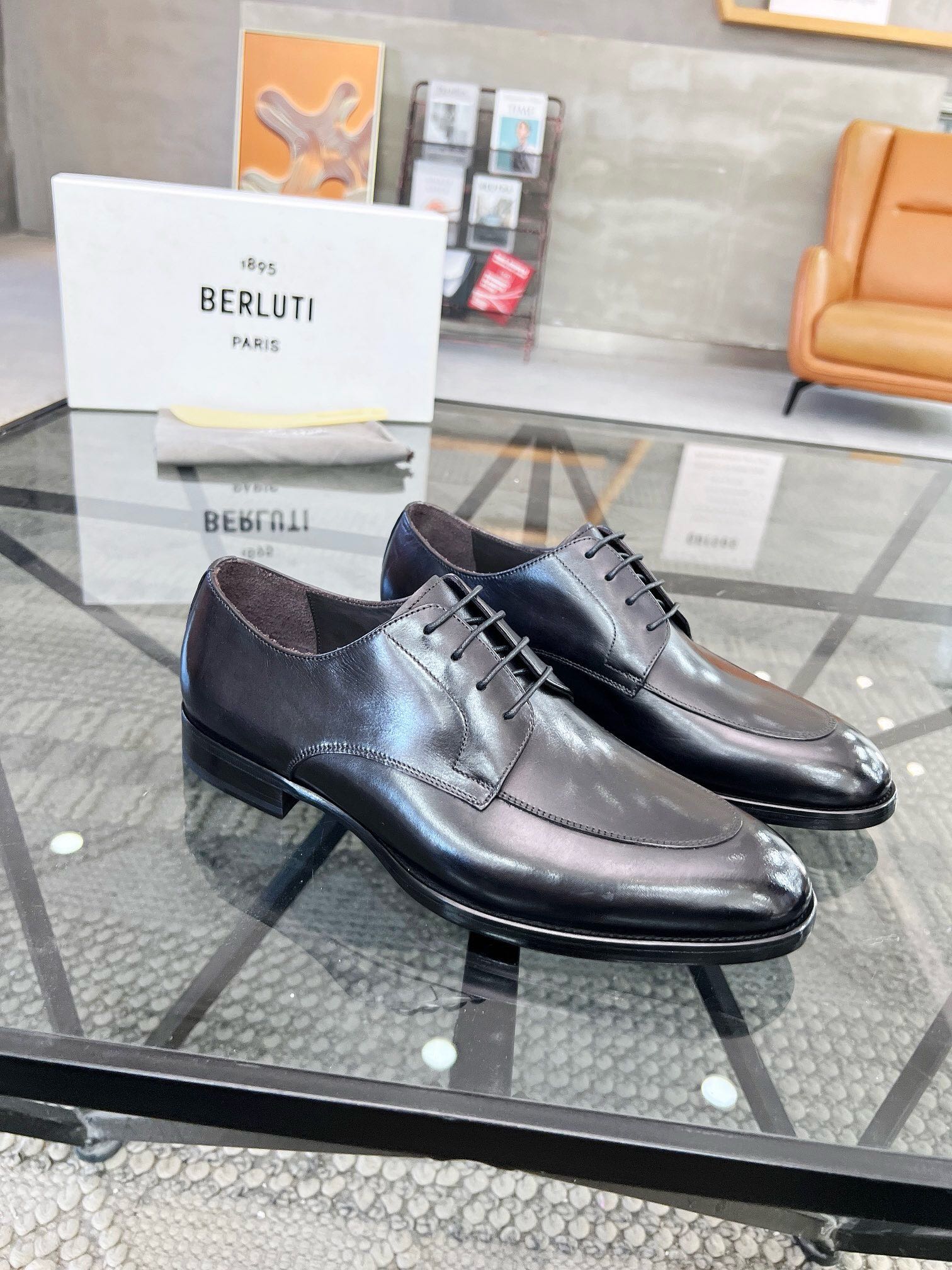 NO:217640,Brand Berluti original color matching Size 39-44 Custom made 38.45.46 Price Material Berluti new style High-end Top · Original single Ber* Berluti French top men's shoes, Berluti brand broke the routine in its debut and launched a new Edge last. This bold improvement of the iconic last is of great significance to its unique shape and width creative work. On Alessandro shoes, this angular outline is made by Kris' bold and professional new Cloudy dyeing makes it look more perspective. It is both business and casual. Classic and fashionable!  The handwritten patterns on the shoe body add a lot of color, Berluti, christian louboutin, Dolce & Gabbana19860909品牌Berluti 颜色原版配色 码数39-44定做38.45.46 价格 材质伯尔鲁帝新款 高端 顶级·原单Ber*布鲁提法国顶级男鞋,Berluti品牌的首秀中打破常规,推出全新的Edge鞋楦.标志性鞋楦的这种大胆改良,对于其独特形状和边宽创意工作意义重大、在Alessandro鞋履上,这种棱角分明的轮廓经Kris大胆专业的全新Cloudy 染色显得更有透视感.既商务又休闲.经典时尚！鞋身的手写纹更为其增色不少,Berluti 布鲁提,christian louboutin,Dolce&Gabbana,Men's shoes