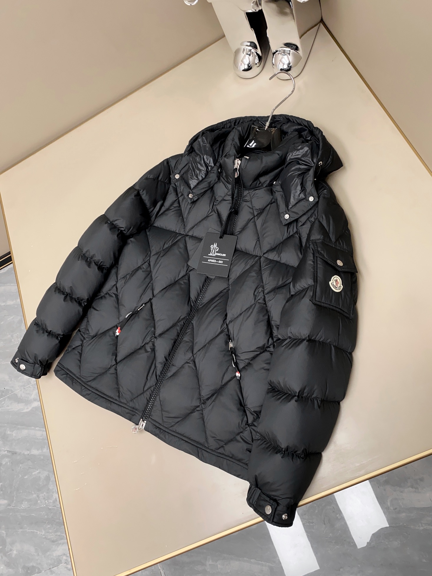 NO:623934,Close-up of details: The design is decorated with a diamond pattern all over the body and is outlined using quilting technology. The overall design is simple, fashionable and yet high-end. It is paired with a hidden drawstring zipper and double pockets, giving the outfit a full three-dimensional look!  The iconic felt badges on the sleeve arm pockets are even more of a status symbol!  ,,alexander wang19860909细节特写: 设计上通体菱形格图案装饰,采用绗缝工艺进行勾勒,整体简约时髦又不失高级感,搭配隐藏式抽绳拉链双插口袋,着身立体感十足！袖臂口袋上标志性毛毡徽章点缀,更是身份的象征！,,alexander wang,Men's clothing