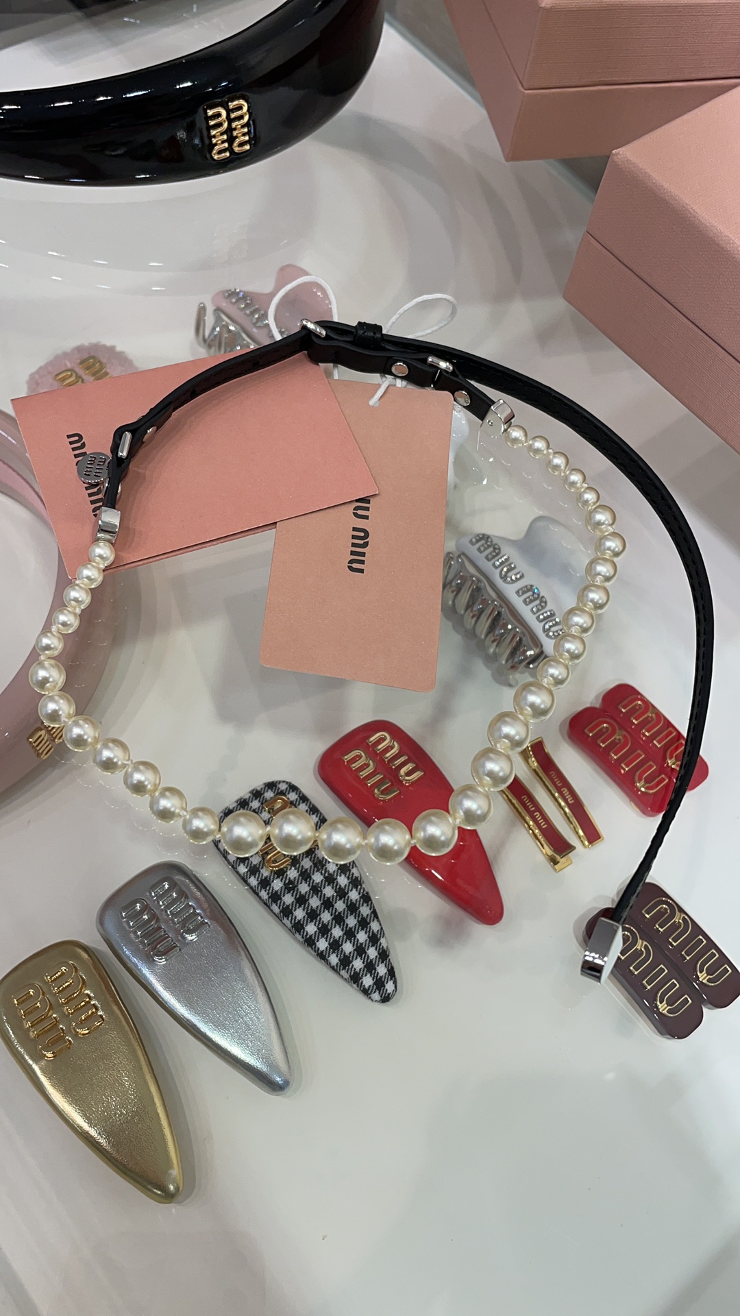 NO:632953,88280 The splicing choker arrived today. The new hollow letter round brand pearls and leather rope necklace choker. The pearl chain is stitched with black cowhide, which can be elegant and cool. It has a straightforward and free girly feeling. The belt-type design can easily adjust the length. Super convenient. Z version customization. Brass material, cowhide, custom pearls, necklace with packaging box, necklace, cowhide, Cartier high-end jewelry.1986090988280 今日到货拼接款choker 新款镂空字母小圆牌珍珠拼皮绳项链choker 珍珠链条拼接黑色牛皮可优雅可酷飒 有种率性又洒脱的少女感 皮带式设计轻松调节长度 超级方便 z版定制 黄铜材质 牛皮 定制珍珠 项链带包装盒,,necklace,cowhide,卡迪亚高端饰品,Jewelry