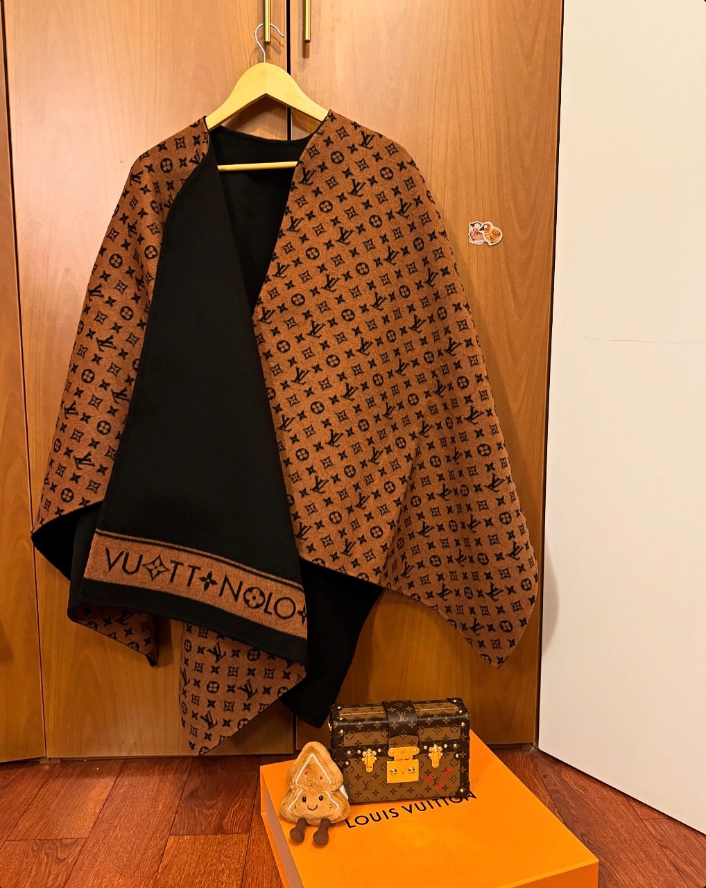 NO:541734,The price was finally here for a popular cloak from the donkey. The price was super beautiful, the wool and cashmere blended fabric was very warm and matching, and the color was also classic dark brown. Monogram The most missed shopping series in autumn and winter. The classic presbyterian jacquard is to the extreme. The heavyweight that can be seen with the naked eye is being snatched by the whole world. Close your eyes and see it!  Size: 150 x 135 cm (height x length) Ingredients: 92 wool, 8 cashmere Ordinary scarf, Ordinary scarf, louis vuitton19860909批终于盼来了驴的一款爆款斗篷 价格超美丽,羊毛加羊绒混纺面料,保暖性搭配性都非常在线,颜色也是经典的深棕色 Monogram 秋冬最最最最错过剁手系列, 老花提花经典到了极致, 肉眼看得见的重磅,全世界都在抢,闭眼收！ 尺寸:150 x 135 厘米 (高 x 长度) 成份:92 绵羊毛,8 山羊绒 普通围巾,普通围巾,louis vuitton,scarf