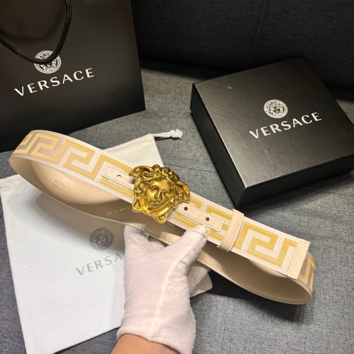 范思哲宽4.0此款休闲腰带饰有希腊回纹图案标志性的Versace美杜莎头像彰显品牌格调是一款精美的衣橱必