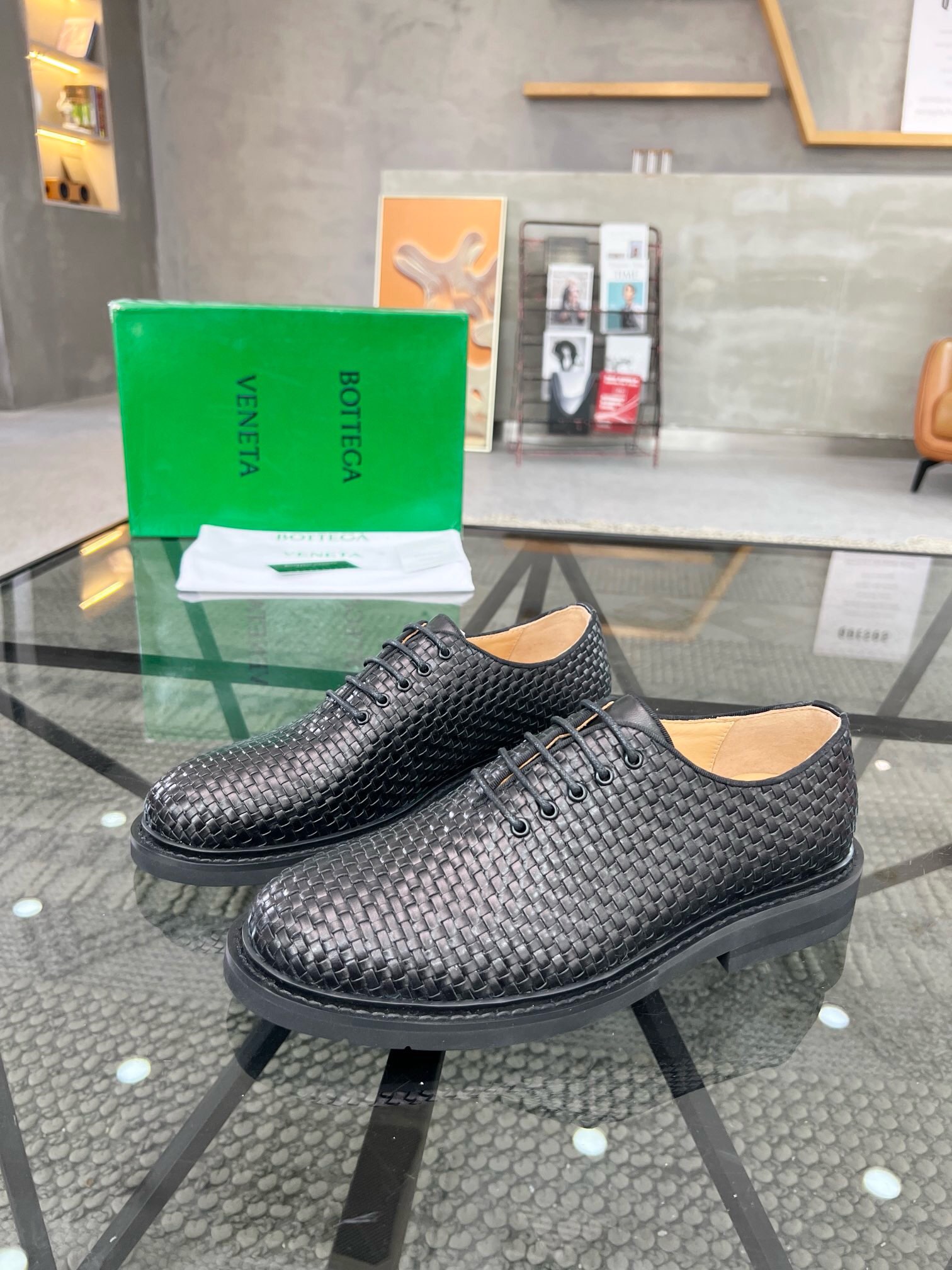 NO:219393,Brand BOTTEGA VENETA color original color matching code number 39-44 customized 38.45 price Material new style business leather shoes!  Quality, please see the details, classic simple design, rigorous workmanship and fine upper imported cowhide, create a fashionable headline cowhide inner foot, fashionable and atmospheric rubber foam sole, high quality worth owning, BV leather shoes, bottega veneta, bottega veneta, cowhide19860909品牌BOTTEGA VENETA 颜色原版配色 码数39-44定做38.45 价格 材质宝缇嘉新款 商务 皮鞋！质量请看细节经典简约设计做工严谨精细鞋面进口牛皮制作打造出时尚头条牛皮内里上脚时尚大气 橡胶发泡大底 高品质值得拥有,BV皮鞋,bottega veneta,bottega veneta,cowhide,Men's shoes