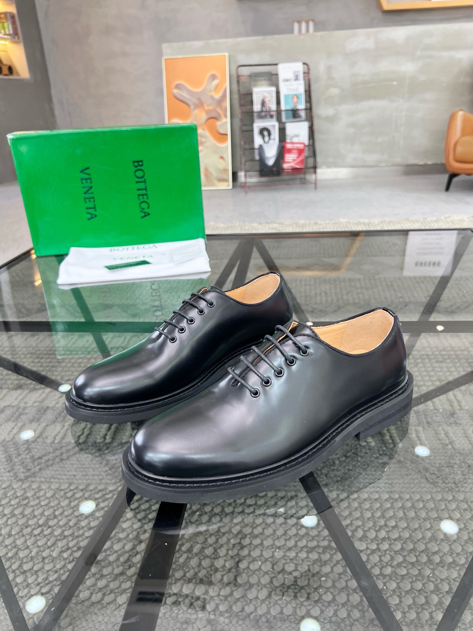 NO:217647,Brand BOTTEGA VENETA color original color matching code number 39-44 customized 38.45 price Material new style business leather shoes!  Quality, please see the details, classic simple design, rigorous workmanship and fine upper imported cowhide, create a fashionable headline cowhide inner foot, fashionable and atmospheric rubber foam sole, high quality worth owning, BV leather shoes, bottega veneta, bottega veneta, cowhide19860909品牌BOTTEGA VENETA 颜色原版配色 码数39-44定做38.45 价格 材质宝缇嘉新款 商务 皮鞋！质量请看细节经典简约设计做工严谨精细鞋面进口牛皮制作打造出时尚头条牛皮内里上脚时尚大气 橡胶发泡大底 高品质值得拥有,BV皮鞋,bottega veneta,bottega veneta,cowhide,Men's shoes