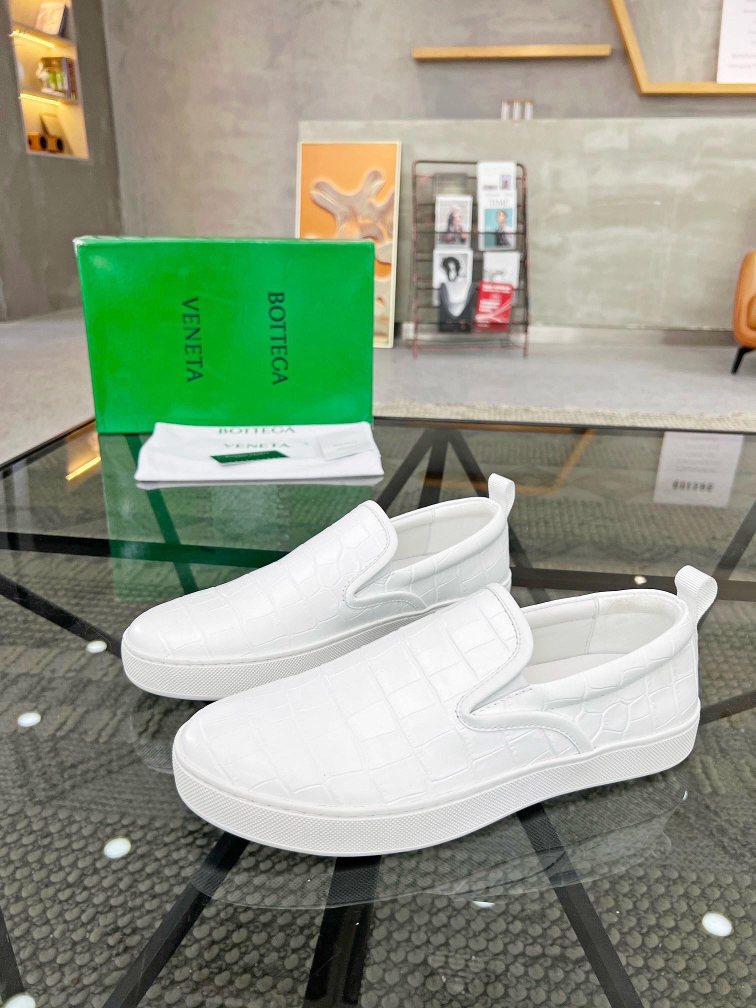 NO:219400,Brand BOTTEGA VENETA color original color matching Number of 35-44 couples price Material BOTTEGA new style casual shoes!  High quality, real shot, simple design, rigorous workmanship, fine upper imported cowhide and handmade to create a fashionable headline cowhide foot pad   cowhide inner original outsole and fashionable footwear, BV casual shoes, bottega veneta, bottega veneta, cowhide19860909品牌BOTTEGA VENETA 颜色原版配色 码数35-44情侣款 价格 材质宝缇嘉新款 休闲鞋！高质 实拍 简约设计做工严谨精细鞋面进口牛皮搭配手工制作打造出时尚头条牛皮垫脚 牛皮内里原版大底上脚时尚 大气,BV休闲鞋,bottega veneta,bottega veneta,cowhide,Men's shoes