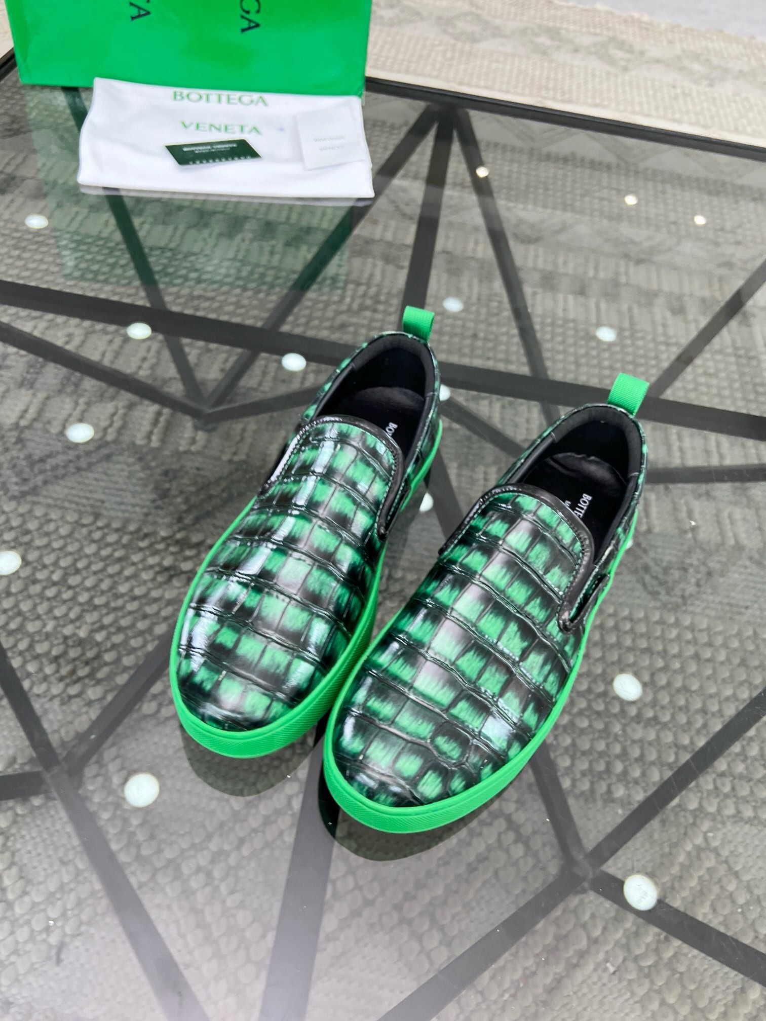 NO:217621,Brand BOTTEGA VENETA color original color matching Number of 35-44 couples price Material BOTTEGA new style casual shoes!  High quality, real shot, simple design, rigorous workmanship, fine upper imported cowhide and handmade to create a fashionable headline cowhide foot pad   cowhide inner original outsole and fashionable footwear, BV casual shoes, bottega veneta, bottega veneta, cowhide19860909品牌BOTTEGA VENETA 颜色原版配色 码数35-44情侣款 价格 材质宝缇嘉新款 休闲鞋！高质 实拍 简约设计做工严谨精细鞋面进口牛皮搭配手工制作打造出时尚头条牛皮垫脚 牛皮内里原版大底上脚时尚 大气,BV休闲鞋,bottega veneta,bottega veneta,cowhide,Men's shoes