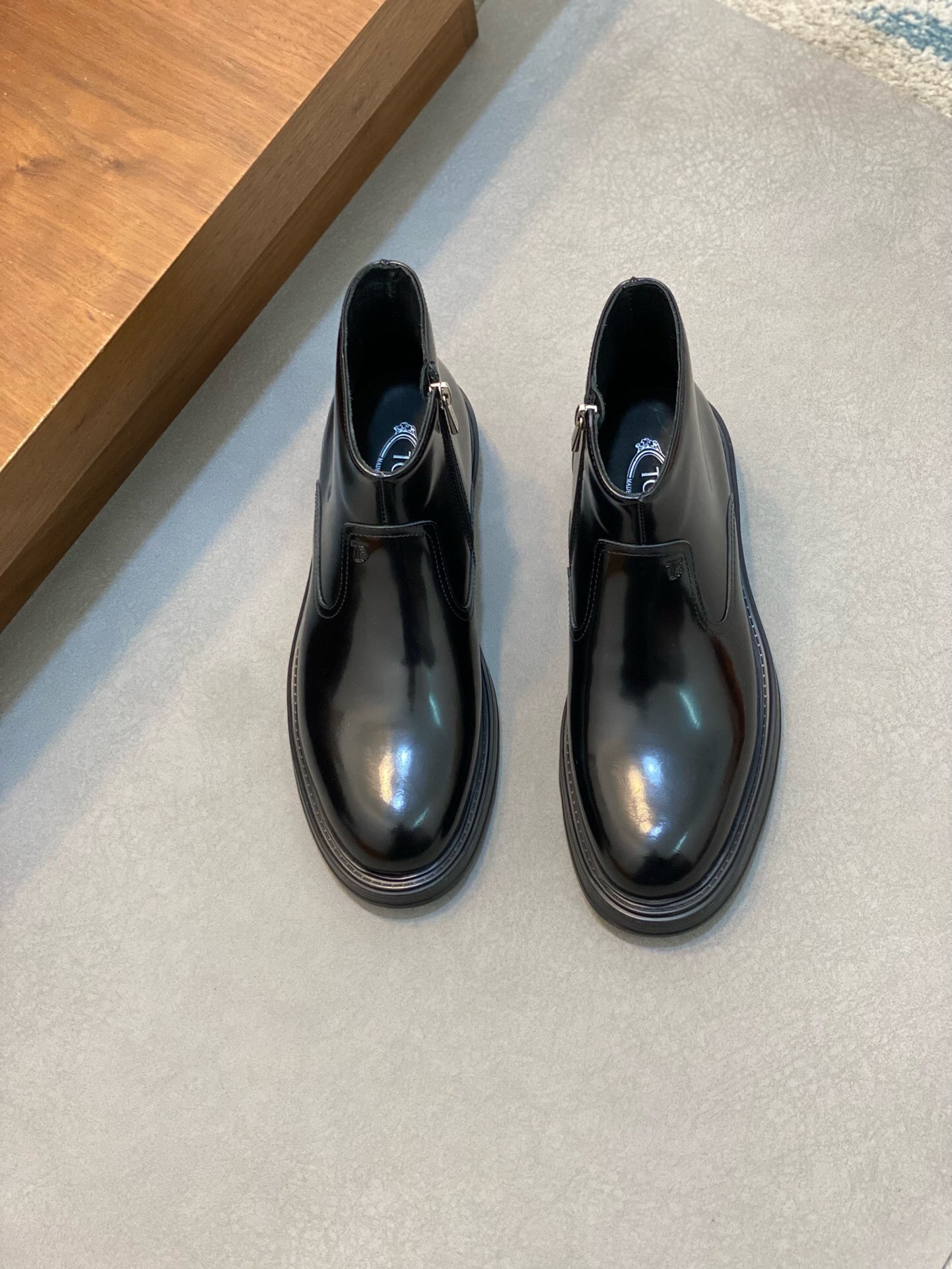 NO:217665,Brand TOD'S color original color matching 39-44 customized 38.45 Price Material Todds men's new high-top casual shoes with top layer cowhide leather with strong texture   cowhide inner comfortable and breathable   original mold opening custom rubber outsole market highest quality, TOD'S men's boots, Tod's, boots, cowhide19860909品牌TOD'S 颜色原版配色 码数39-44订做38.45 价格 材质托德斯男士 新款 高帮 休闲鞋 采用头层牛皮皮质感极强 牛皮内里 舒适透气 原版 开模 定制 橡胶大底市场最高品质,TOD‘S男靴,Tod's,boots,cowhide,Men's shoes