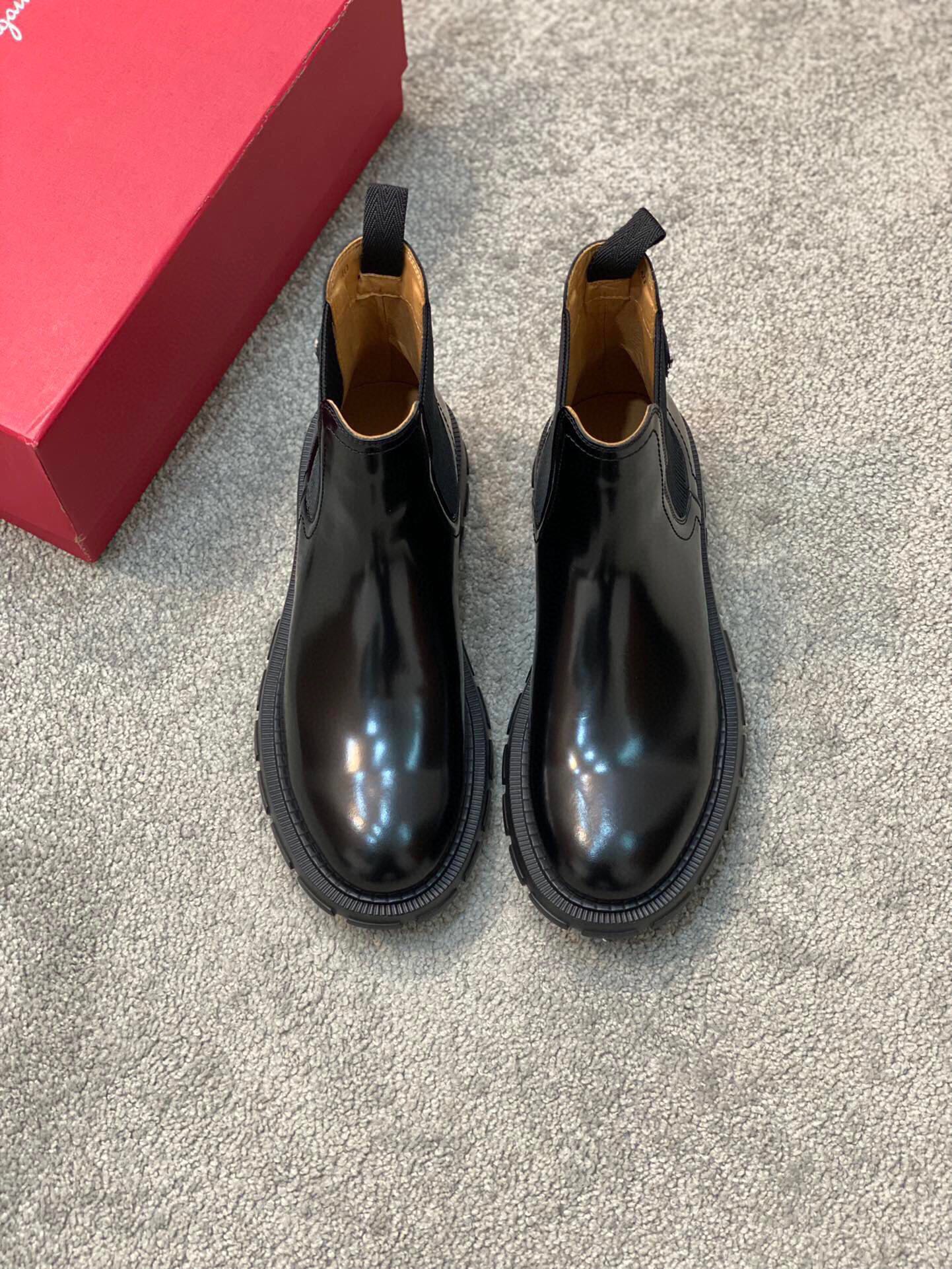 NO:219461,Brand Ferragamo color original color matching Size 39-44 Custom made 38.45 Price Material Ferragamo high-end quality, autumn and winter men's boots, this desert boot has smooth outline and exquisite details and classic style, making it an ideal shoe for casual style. The upper is made of soft Italian cowhide, decorated with high-top eyelets and thin straps in the same color. The sole is decorated with concave edges, adding avant-garde atmosphere to the smooth lines, eye-catching and unique. Rubber floral soles, Ferragamo men's boots, ferragamo, ferragamo, boots, cowhide19860909品牌Ferragamo 颜色原版配色 码数39-44定做38.45 价格 材质菲拉格慕高端精品,秋冬男靴,这款沙漠靴轮廓流畅且细节精巧,风格经典,是搭配休闲造型的理想鞋履.鞋面由柔软的意大利牛皮制成,饰有同色调高帮孔眼和细系带.鞋底饰有凹式沿条,为流畅线条增添前卫气息,醒目出众,别具一格.橡胶花泡鞋底,菲拉格慕男靴,ferragamo,ferragamo,boots,cowhide,Men's shoes