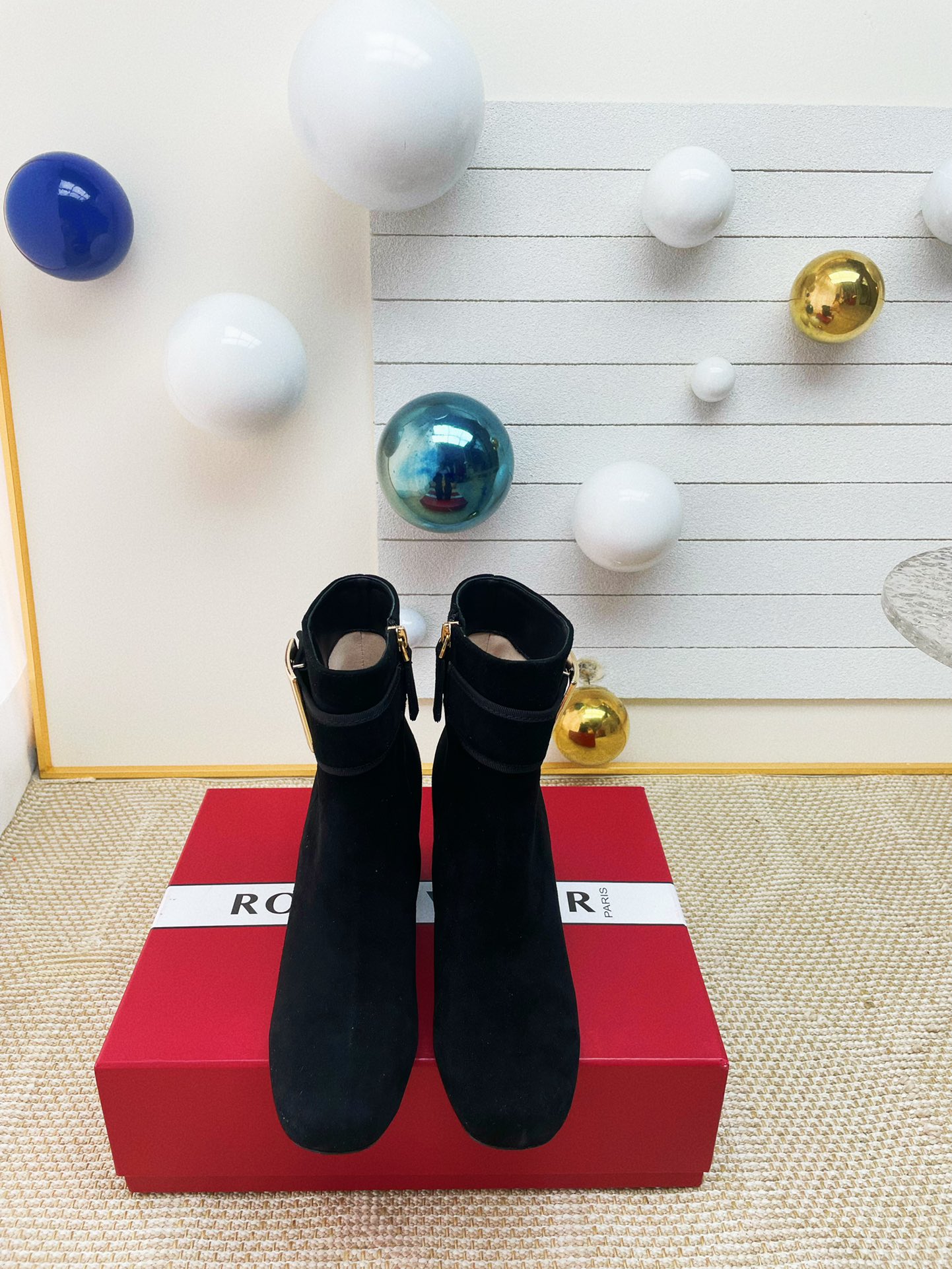 NO:590037,* 25 new autumn and winter thick high-heeled metal diamond buckle / square buckle short boots - super easy to wear, RV fans have bought new shoes for everyone!  RV's short boots are so beautiful~ Some beautiful sisters like eagle leather, and some like patent leather. Anyway, everything is done according to the preferences of the beautiful sisters. RV is the best at making shoes~ They are very comfortable on the feet, elegant and versatile. They look great with skirts and shorts~ RV has a full series (a must-have RV short boots in autumn and winter~). Italian genuine leather outsole. Material: original custom cowhide/suede, breathable sheepskin lining, hardware, original custom metal buckle/diamond buckle.  Size 35-40, custom size 40 Heel height: 9cm, boots, skirts, shorts, cowhide, sheepskin, Leather soles19860909* 25秋冬新款粗高跟金属钻扣/方扣短靴——超好穿 RV狂粉又买新鞋子给大家种草啦！RV的短靴是要美死人的~ 有美女姐姐喜欢鹰皮的,还有姐姐喜欢漆皮的反正一切都按照美女姐姐的喜好来 RV最会做鞋子啦~上脚非常舒适 高雅百搭.配裙子配短裤都很美~RV全系列做齐（秋冬季必备RV款短靴~） 鞋底意大利真皮大底 材质:原版定制牛皮/绒面 内里透气羊皮内里 五金原版定制金属扣/钻扣 码数35-40码 40定制码数 跟高: 9cm,,boots,skirts,shorts,cowhide,sheepskin,Leather soles,Men's shoes