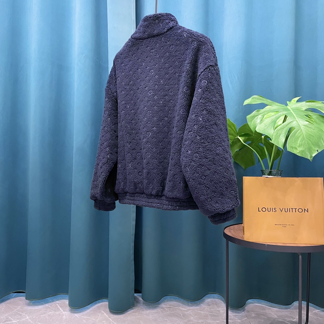 P265
Louis Vuitton➡️路易威登 走秀款暗纹老花logo羊羔毛棒球服外套
订购原版开模 历时一个月终于出货了,简直太爱了 上身真的超级帅。抖音某博主讲今年LV新出的会成为未来的趋势,随意翻翻街拍 就能发现明星们都把它当作收藏级的外套,男女轻奢主义通勤必备单品。开发全网最高版本 耗时1个月订制 成本极高 德国进口横机定织羊毛提花螺纹,选用进口小羊皮的头层皮 褶皱纹路质感无敌 手工切割 精工细作 拼皮位置非常讲究技术 整件衣服好不好看就要看这位置 顶级做工 细节经得起考验 。定制全套辅料,字母清晰完美还原无差别。高端大气 档次十足! 整件衣服全部为重工艺独家定制 毛巾贴布绣 与工艺刺绣完美结合 精准下针!绝对的重工艺品质!