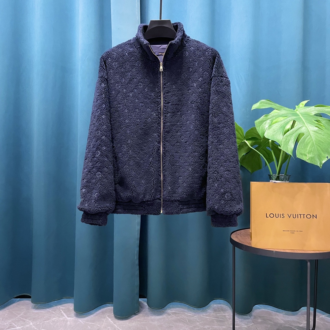 P265
Louis Vuitton➡️路易威登 走秀款暗纹老花logo羊羔毛棒球服外套
订购原版开模 历时一个月终于出货了,简直太爱了 上身真的超级帅。抖音某博主讲今年LV新出的会成为未来的趋势,随意翻翻街拍 就能发现明星们都把它当作收藏级的外套,男女轻奢主义通勤必备单品。开发全网最高版本 耗时1个月订制 成本极高 德国进口横机定织羊毛提花螺纹,选用进口小羊皮的头层皮 褶皱纹路质感无敌 手工切割 精工细作 拼皮位置非常讲究技术 整件衣服好不好看就要看这位置 顶级做工 细节经得起考验 。定制全套辅料,字母清晰完美还原无差别。高端大气 档次十足! 整件衣服全部为重工艺独家定制 毛巾贴布绣 与工艺刺绣完美结合 精准下针!绝对的重工艺品质!