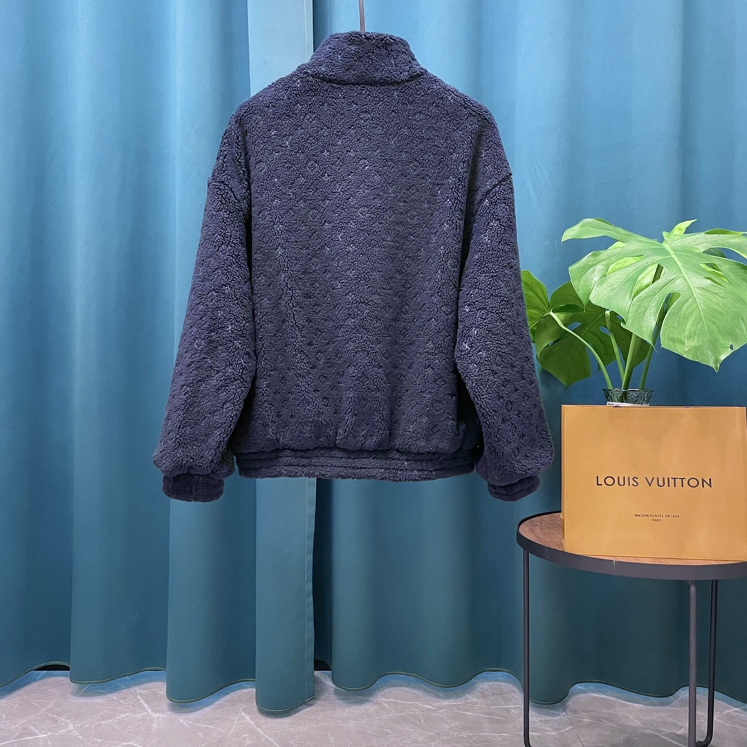 P265
Louis Vuitton➡️路易威登 走秀款暗纹老花logo羊羔毛棒球服外套
订购原版开模 历时一个月终于出货了,简直太爱了 上身真的超级帅。抖音某博主讲今年LV新出的会成为未来的趋势,随意翻翻街拍 就能发现明星们都把它当作收藏级的外套,男女轻奢主义通勤必备单品。开发全网最高版本 耗时1个月订制 成本极高 德国进口横机定织羊毛提花螺纹,选用进口小羊皮的头层皮 褶皱纹路质感无敌 手工切割 精工细作 拼皮位置非常讲究技术 整件衣服好不好看就要看这位置 顶级做工 细节经得起考验 。定制全套辅料,字母清晰完美还原无差别。高端大气 档次十足! 整件衣服全部为重工艺独家定制 毛巾贴布绣 与工艺刺绣完美结合 精准下针!绝对的重工艺品质!