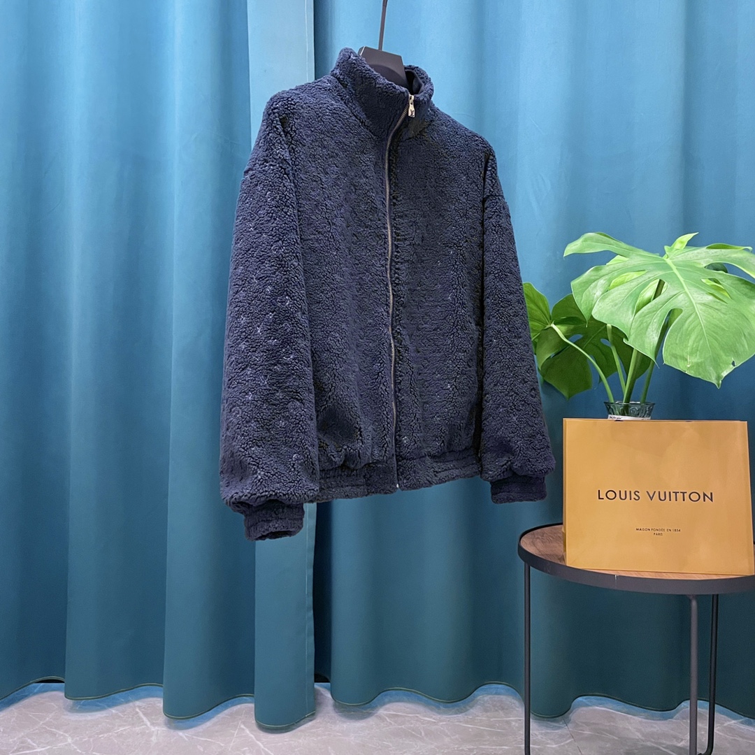 P265
Louis Vuitton➡️路易威登 走秀款暗纹老花logo羊羔毛棒球服外套
订购原版开模 历时一个月终于出货了,简直太爱了 上身真的超级帅。抖音某博主讲今年LV新出的会成为未来的趋势,随意翻翻街拍 就能发现明星们都把它当作收藏级的外套,男女轻奢主义通勤必备单品。开发全网最高版本 耗时1个月订制 成本极高 德国进口横机定织羊毛提花螺纹,选用进口小羊皮的头层皮 褶皱纹路质感无敌 手工切割 精工细作 拼皮位置非常讲究技术 整件衣服好不好看就要看这位置 顶级做工 细节经得起考验 。定制全套辅料,字母清晰完美还原无差别。高端大气 档次十足! 整件衣服全部为重工艺独家定制 毛巾贴布绣 与工艺刺绣完美结合 精准下针!绝对的重工艺品质!