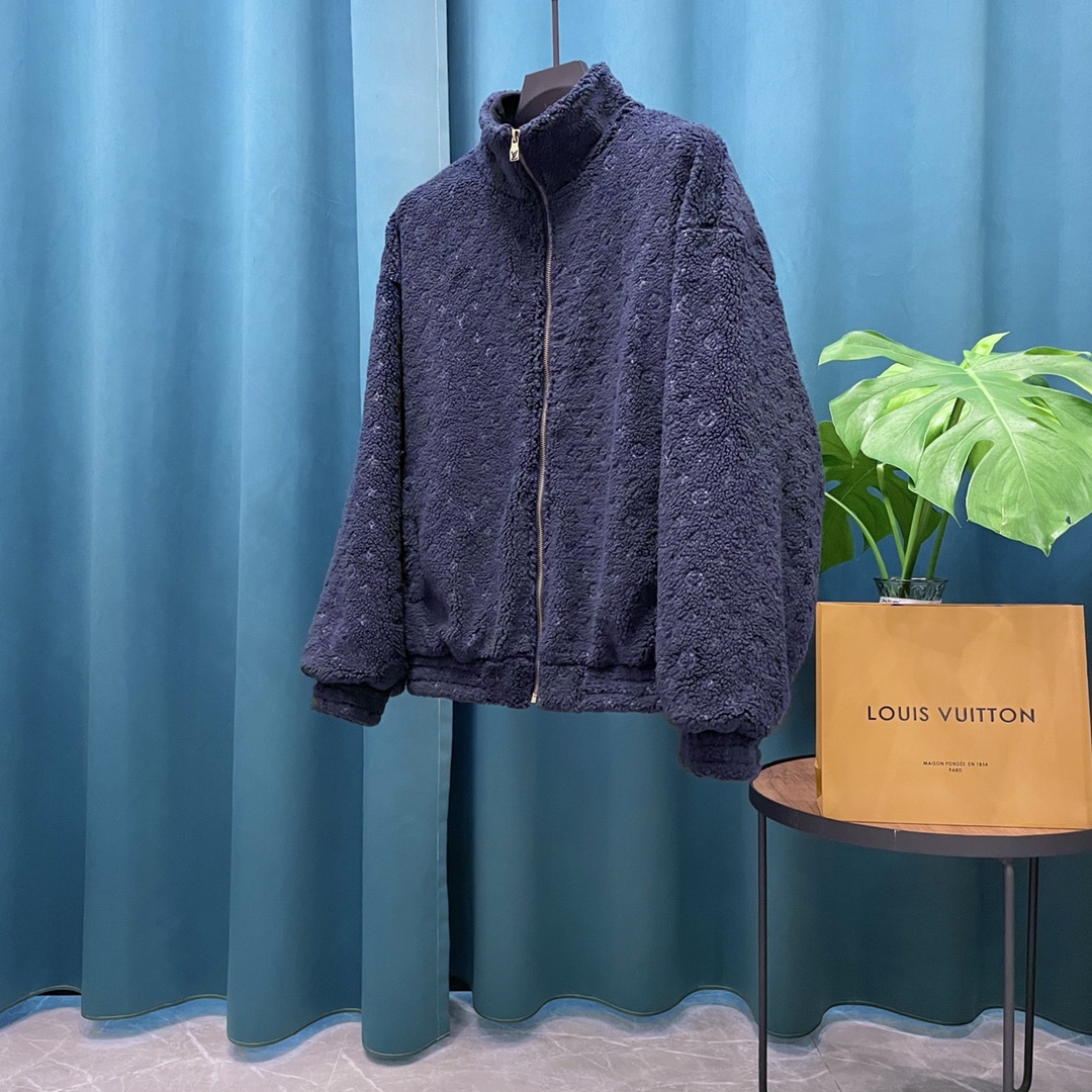 P265
Louis Vuitton➡️路易威登 走秀款暗纹老花logo羊羔毛棒球服外套
订购原版开模 历时一个月终于出货了,简直太爱了 上身真的超级帅。抖音某博主讲今年LV新出的会成为未来的趋势,随意翻翻街拍 就能发现明星们都把它当作收藏级的外套,男女轻奢主义通勤必备单品。开发全网最高版本 耗时1个月订制 成本极高 德国进口横机定织羊毛提花螺纹,选用进口小羊皮的头层皮 褶皱纹路质感无敌 手工切割 精工细作 拼皮位置非常讲究技术 整件衣服好不好看就要看这位置 顶级做工 细节经得起考验 。定制全套辅料,字母清晰完美还原无差别。高端大气 档次十足! 整件衣服全部为重工艺独家定制 毛巾贴布绣 与工艺刺绣完美结合 精准下针!绝对的重工艺品质!