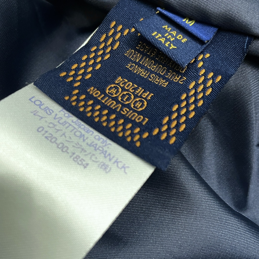 P265
Louis Vuitton➡️路易威登 走秀款暗纹老花logo羊羔毛棒球服外套
订购原版开模 历时一个月终于出货了,简直太爱了 上身真的超级帅。抖音某博主讲今年LV新出的会成为未来的趋势,随意翻翻街拍 就能发现明星们都把它当作收藏级的外套,男女轻奢主义通勤必备单品。开发全网最高版本 耗时1个月订制 成本极高 德国进口横机定织羊毛提花螺纹,选用进口小羊皮的头层皮 褶皱纹路质感无敌 手工切割 精工细作 拼皮位置非常讲究技术 整件衣服好不好看就要看这位置 顶级做工 细节经得起考验 。定制全套辅料,字母清晰完美还原无差别。高端大气 档次十足! 整件衣服全部为重工艺独家定制 毛巾贴布绣 与工艺刺绣完美结合 精准下针!绝对的重工艺品质!