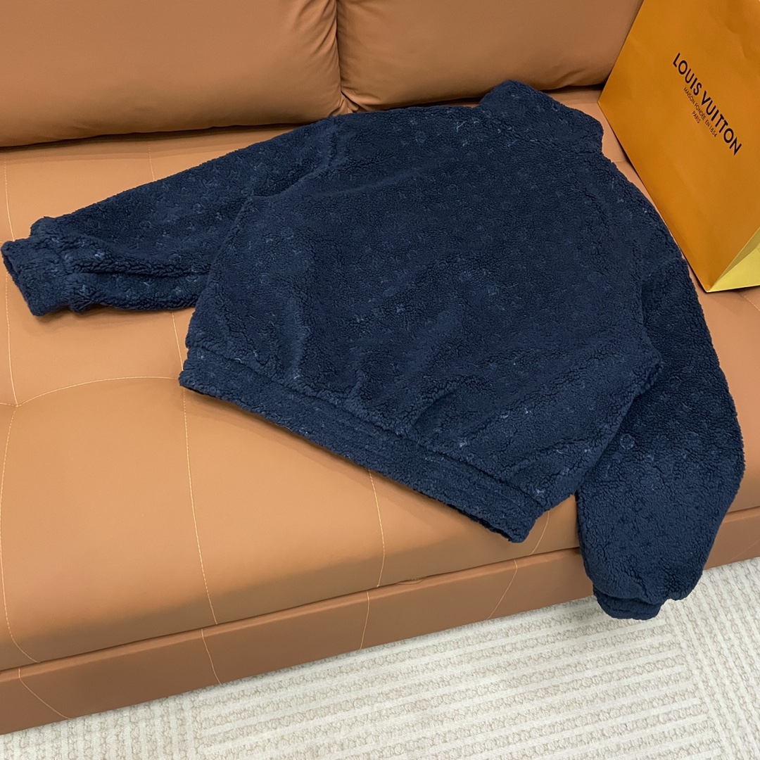 P265
Louis Vuitton➡️路易威登 走秀款暗纹老花logo羊羔毛棒球服外套
订购原版开模 历时一个月终于出货了,简直太爱了 上身真的超级帅。抖音某博主讲今年LV新出的会成为未来的趋势,随意翻翻街拍 就能发现明星们都把它当作收藏级的外套,男女轻奢主义通勤必备单品。开发全网最高版本 耗时1个月订制 成本极高 德国进口横机定织羊毛提花螺纹,选用进口小羊皮的头层皮 褶皱纹路质感无敌 手工切割 精工细作 拼皮位置非常讲究技术 整件衣服好不好看就要看这位置 顶级做工 细节经得起考验 。定制全套辅料,字母清晰完美还原无差别。高端大气 档次十足! 整件衣服全部为重工艺独家定制 毛巾贴布绣 与工艺刺绣完美结合 精准下针!绝对的重工艺品质!