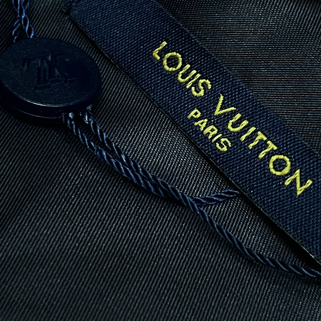 P265
Louis Vuitton➡️路易威登 走秀款暗纹老花logo羊羔毛棒球服外套
订购原版开模 历时一个月终于出货了,简直太爱了 上身真的超级帅。抖音某博主讲今年LV新出的会成为未来的趋势,随意翻翻街拍 就能发现明星们都把它当作收藏级的外套,男女轻奢主义通勤必备单品。开发全网最高版本 耗时1个月订制 成本极高 德国进口横机定织羊毛提花螺纹,选用进口小羊皮的头层皮 褶皱纹路质感无敌 手工切割 精工细作 拼皮位置非常讲究技术 整件衣服好不好看就要看这位置 顶级做工 细节经得起考验 。定制全套辅料,字母清晰完美还原无差别。高端大气 档次十足! 整件衣服全部为重工艺独家定制 毛巾贴布绣 与工艺刺绣完美结合 精准下针!绝对的重工艺品质!
