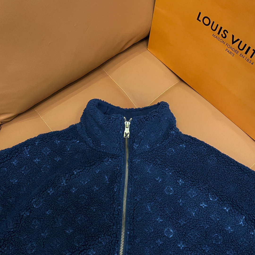 P265
Louis Vuitton➡️路易威登 走秀款暗纹老花logo羊羔毛棒球服外套
订购原版开模 历时一个月终于出货了,简直太爱了 上身真的超级帅。抖音某博主讲今年LV新出的会成为未来的趋势,随意翻翻街拍 就能发现明星们都把它当作收藏级的外套,男女轻奢主义通勤必备单品。开发全网最高版本 耗时1个月订制 成本极高 德国进口横机定织羊毛提花螺纹,选用进口小羊皮的头层皮 褶皱纹路质感无敌 手工切割 精工细作 拼皮位置非常讲究技术 整件衣服好不好看就要看这位置 顶级做工 细节经得起考验 。定制全套辅料,字母清晰完美还原无差别。高端大气 档次十足! 整件衣服全部为重工艺独家定制 毛巾贴布绣 与工艺刺绣完美结合 精准下针!绝对的重工艺品质!