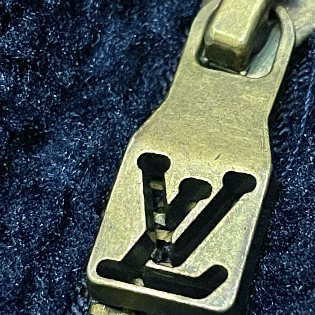 P265
Louis Vuitton➡️路易威登 走秀款暗纹老花logo羊羔毛棒球服外套
订购原版开模 历时一个月终于出货了,简直太爱了 上身真的超级帅。抖音某博主讲今年LV新出的会成为未来的趋势,随意翻翻街拍 就能发现明星们都把它当作收藏级的外套,男女轻奢主义通勤必备单品。开发全网最高版本 耗时1个月订制 成本极高 德国进口横机定织羊毛提花螺纹,选用进口小羊皮的头层皮 褶皱纹路质感无敌 手工切割 精工细作 拼皮位置非常讲究技术 整件衣服好不好看就要看这位置 顶级做工 细节经得起考验 。定制全套辅料,字母清晰完美还原无差别。高端大气 档次十足! 整件衣服全部为重工艺独家定制 毛巾贴布绣 与工艺刺绣完美结合 精准下针!绝对的重工艺品质!