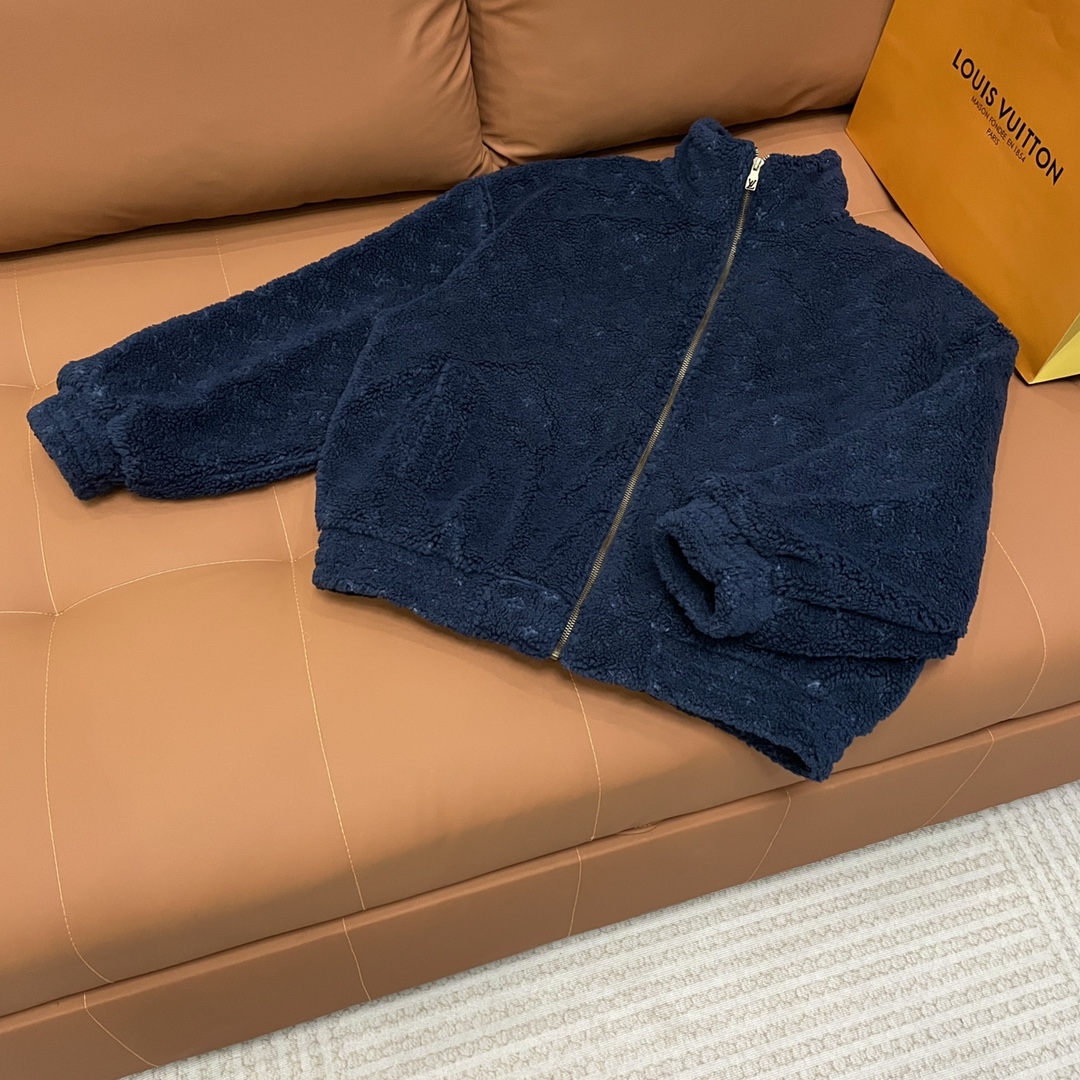 P265
Louis Vuitton➡️路易威登 走秀款暗纹老花logo羊羔毛棒球服外套
订购原版开模 历时一个月终于出货了,简直太爱了 上身真的超级帅。抖音某博主讲今年LV新出的会成为未来的趋势,随意翻翻街拍 就能发现明星们都把它当作收藏级的外套,男女轻奢主义通勤必备单品。开发全网最高版本 耗时1个月订制 成本极高 德国进口横机定织羊毛提花螺纹,选用进口小羊皮的头层皮 褶皱纹路质感无敌 手工切割 精工细作 拼皮位置非常讲究技术 整件衣服好不好看就要看这位置 顶级做工 细节经得起考验 。定制全套辅料,字母清晰完美还原无差别。高端大气 档次十足! 整件衣服全部为重工艺独家定制 毛巾贴布绣 与工艺刺绣完美结合 精准下针!绝对的重工艺品质!