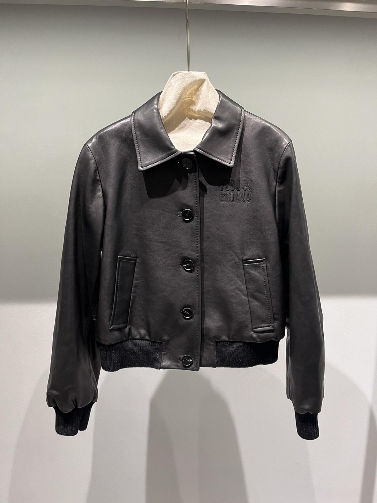 NO:777694,miumiu simple and versatile semi-vegetable tanned sheepskin jacket, soft and delicate leather is very comfortable, buttons with logo, exquisite and versatile, Miumiu-clothing, miumiu, jackets & coats, sheepskin,19860909miumiu简约百搭半植鞣羊皮外套,柔软细腻皮料很舒服,纽扣带logo,精致百搭,缪缪-服装,miumiu,jackets & coats,sheepskin,,Women's clothing