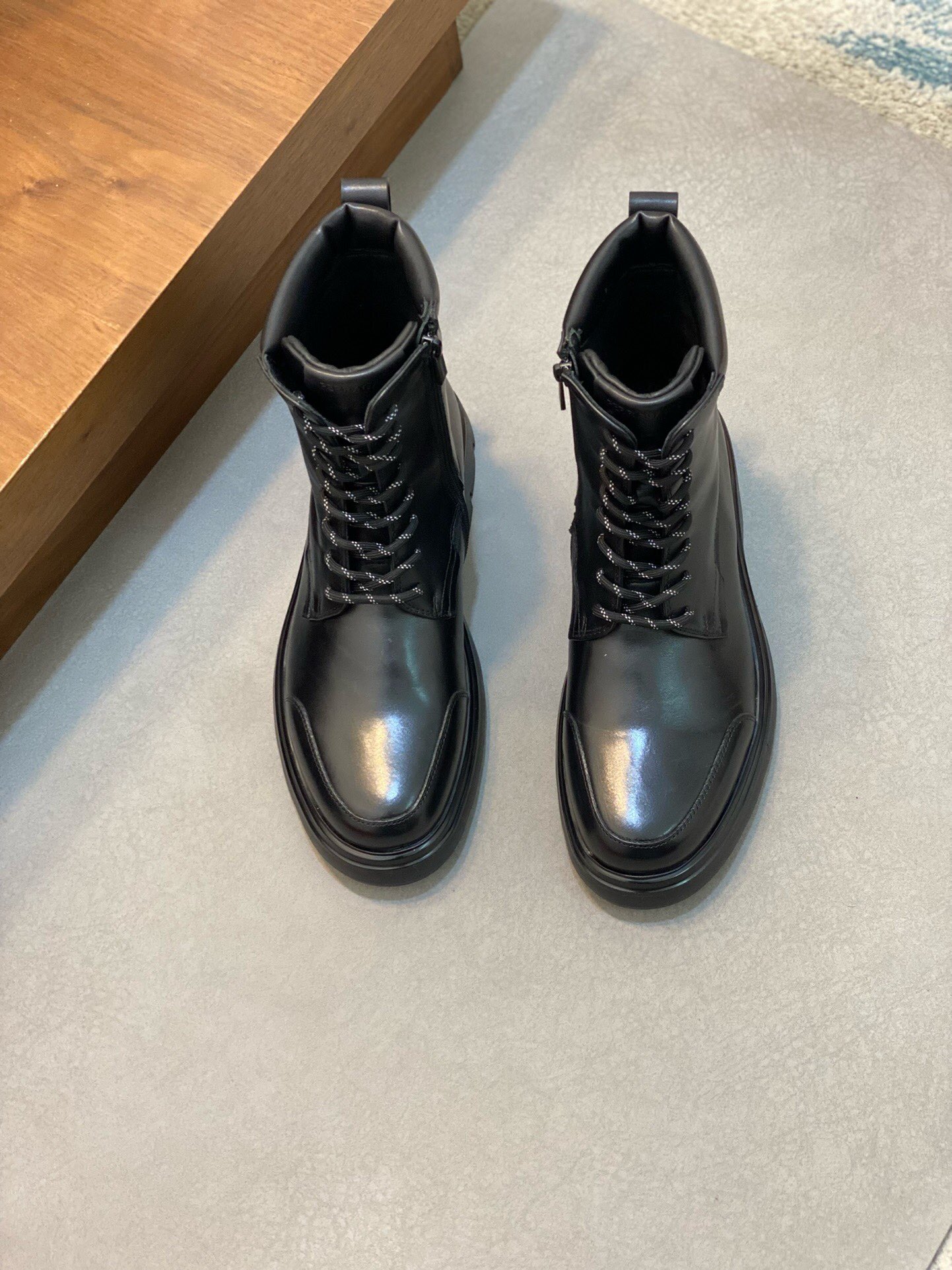 NO:217689,Brand Ferragamo color original color matching Size 39-44 Custom made 38.45 Price Material Ferragamo high-end quality, autumn and winter men's boots, this desert boot has smooth outline and exquisite details and classic style, making it an ideal shoe for casual style. The upper is made of soft Italian cowhide, decorated with high-top eyelets and thin straps in the same color. The sole is decorated with concave edges, adding avant-garde atmosphere to the smooth lines, eye-catching and unique. Rubber floral soles, Ferragamo men's boots, ferragamo, ferragamo, boots, cowhide19860909品牌Ferragamo 颜色原版配色 码数39-44定做38.45 价格 材质菲拉格慕高端精品,秋冬男靴,这款沙漠靴轮廓流畅且细节精巧,风格经典,是搭配休闲造型的理想鞋履.鞋面由柔软的意大利牛皮制成,饰有同色调高帮孔眼和细系带.鞋底饰有凹式沿条,为流畅线条增添前卫气息,醒目出众,别具一格.橡胶花泡鞋底,菲拉格慕男靴,ferragamo,ferragamo,boots,cowhide,Men's shoes