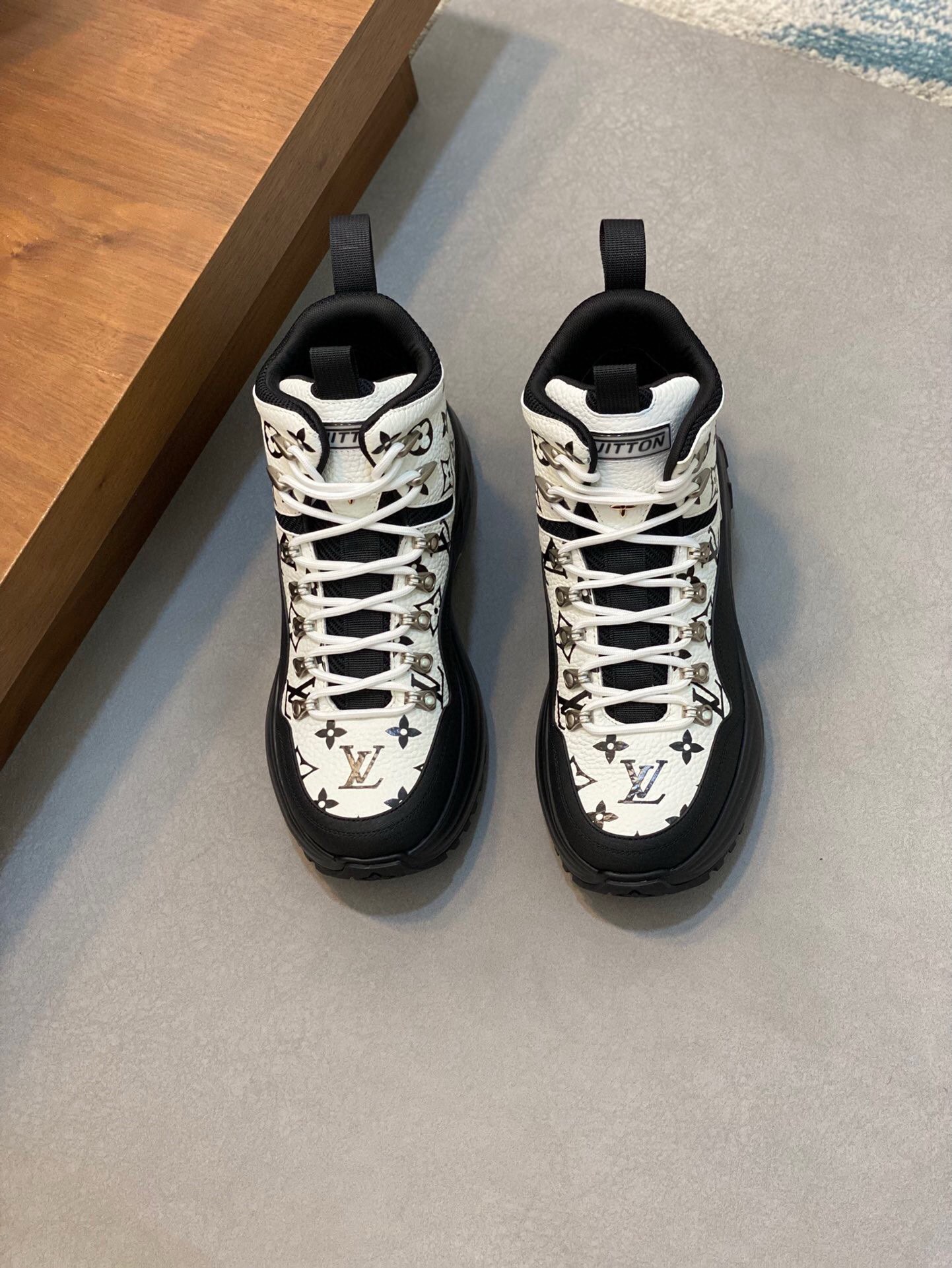 NO:217705,Brand LOUIS VUITTON original color matching Size 39-44 Custom made 38.45 Price Material Louis Vuitton Trainer 2 Sports shoes Highlights New Men's Show, Recreating Virgil Abloh Original Classic inspired by retro basketball shoes. Cowhide leather shaping the body, paired with a lined collar and adjustable Velcro laces. Logo marked tongue, Monogram floral embellished rubber outsole. Combination custom sole, Louis Vuitton, louis vuitton, louis vuitton, sneakers, cowhide19860909品牌LOUIS VUITTON 颜色原版配色 码数39-44定做38.45 价格 材质路易威登Trainer 2 运动鞋 瞩目亮相 新款 男装秀场,再现 Virgil Abloh 受复古篮球鞋的启发而创作的原版经典.牛皮革塑造鞋身,搭配加衬鞋领和可调节魔术贴鞋带.标识标注鞋舌,Monogram 花卉点缀橡胶外底.组合定制大底,路易威登,louis vuitton,louis vuitton,sneakers,cowhide,Men's shoes