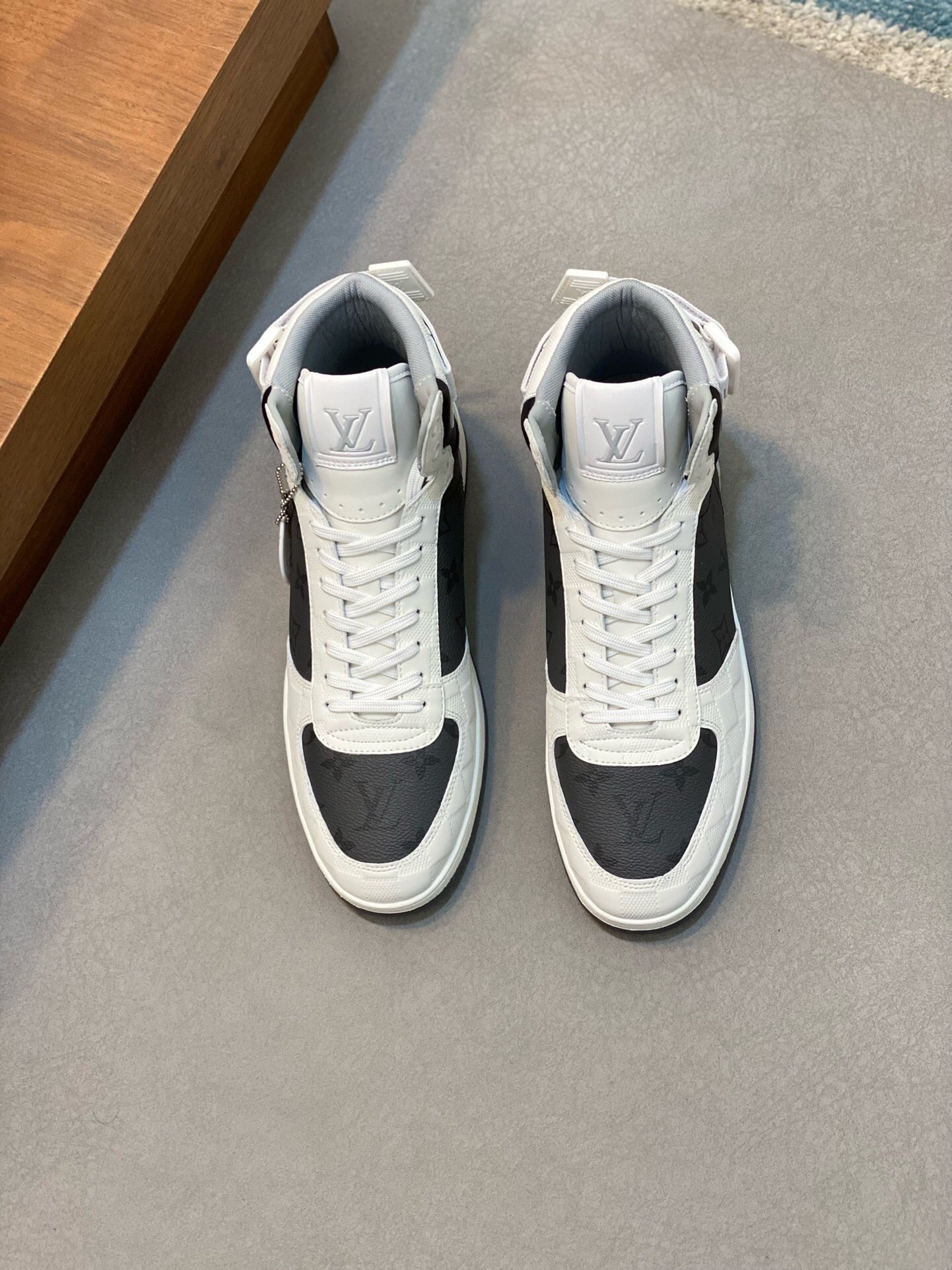 NO:219686,Brand LOUIS VUITTON original color matching code number 38-44 customized 45.46 price Material new Louis Vuitton high top casual shoes!  High-quality Labon craft upper is made of cowhide with original material LV printing. Comfortable and breathable mesh inner cowhide stepping style. Simple and atmospheric LV original outsole, Louis Vuitton, louis vuitton, louis vuitton, louis vuitton, louis vuitton, cowhide19860909品牌LOUIS VUITTON 颜色原版配色 码数38-44定做45.46 价格 材质路易威登新款 高帮 休闲鞋！高品质拉邦工艺鞋面采用牛皮搭配原版材质LV印花 舒适透气网布内里牛皮垫脚版型时尚 简单大气LV原版大底,路易威登,louis vuitton,louis vuitton,louis vuitton,cowhide,Men's shoes