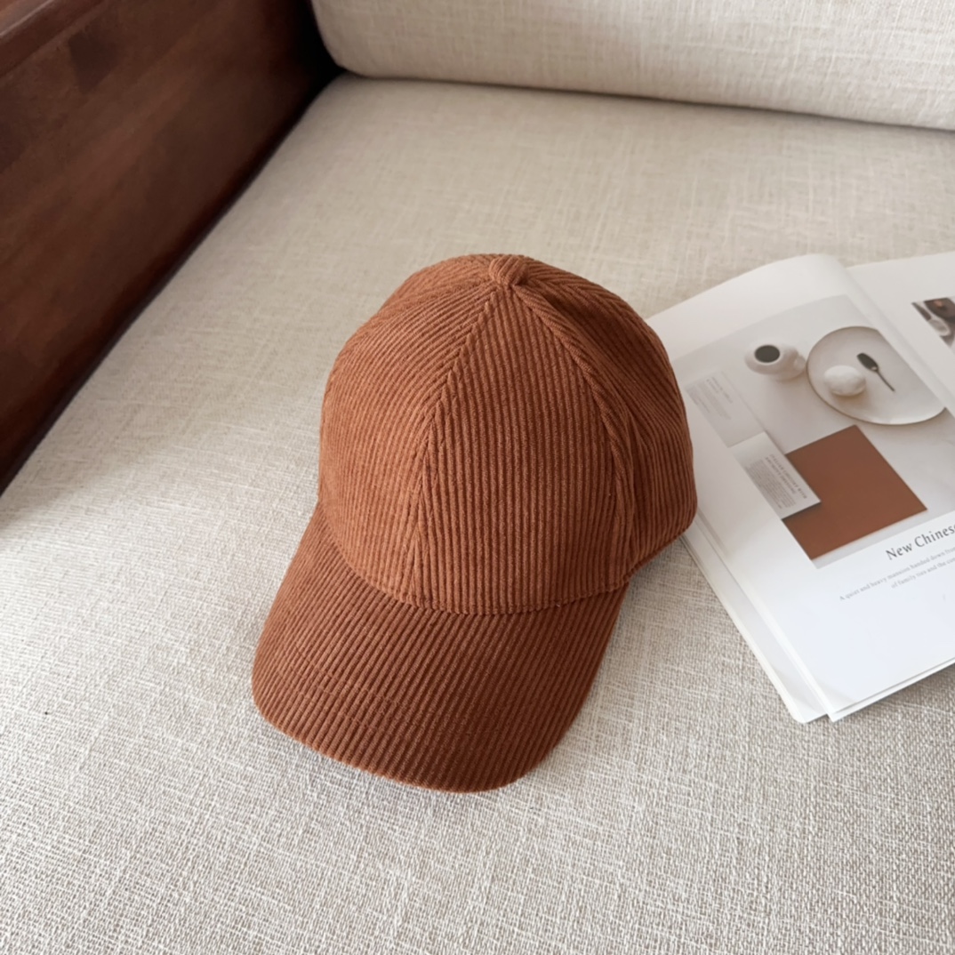 NO:215329,Prada's new corduroy series baseball cap is very suitable for the current hat. Must-have ya~ Retro fashion. The special color is so popular that it can kill the whole audience. The personal hat, fisherman's hat, baseball cap, knit hat, prada, espadrilles, hats19860909Prada 新款灯芯绒系列棒球帽 非常适合现在的一款帽子 穿搭必备ya～ 复古时尚 特别的颜色上头简直秒杀全场 自留帽子渔夫帽棒球帽针织帽,帽子,prada,espadrilles,hats,hat