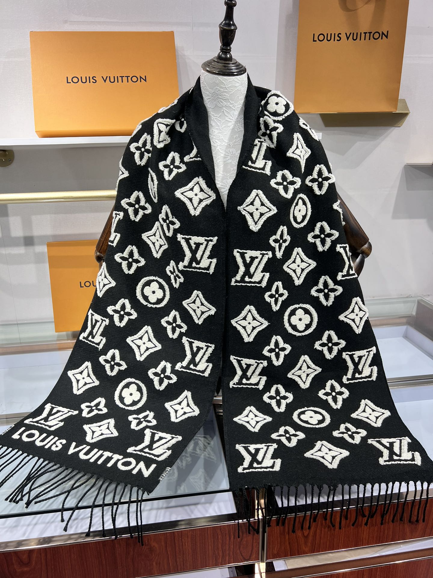 💟大家期待已久的LV围巾终于上新了冬季马上到来 选到自己的保暖神器了嘛 LV上新的围巾里有没有你Pick