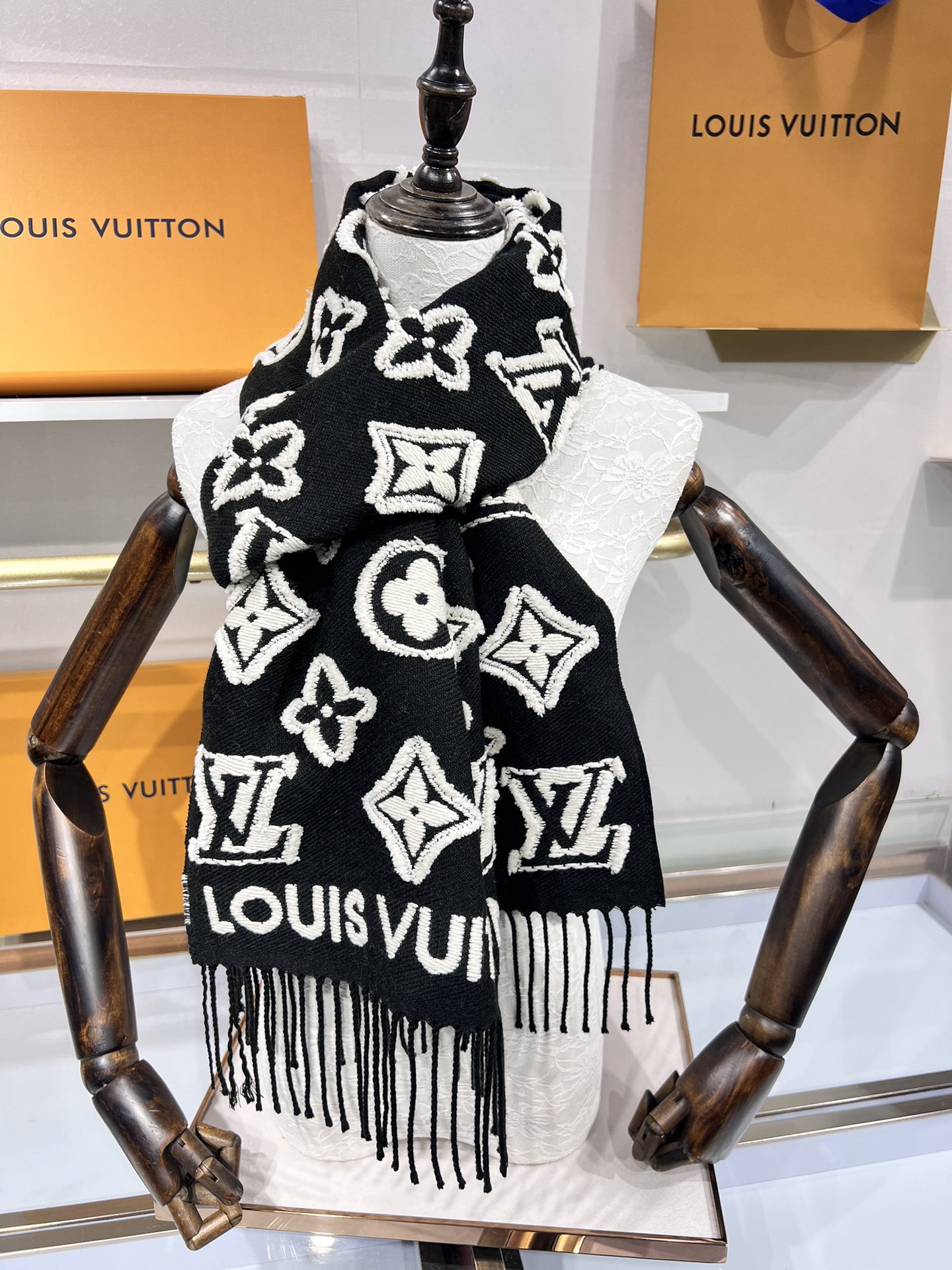 💟大家期待已久的LV围巾终于上新了冬季马上到来 选到自己的保暖神器了嘛 LV上新的围巾里有没有你Pick