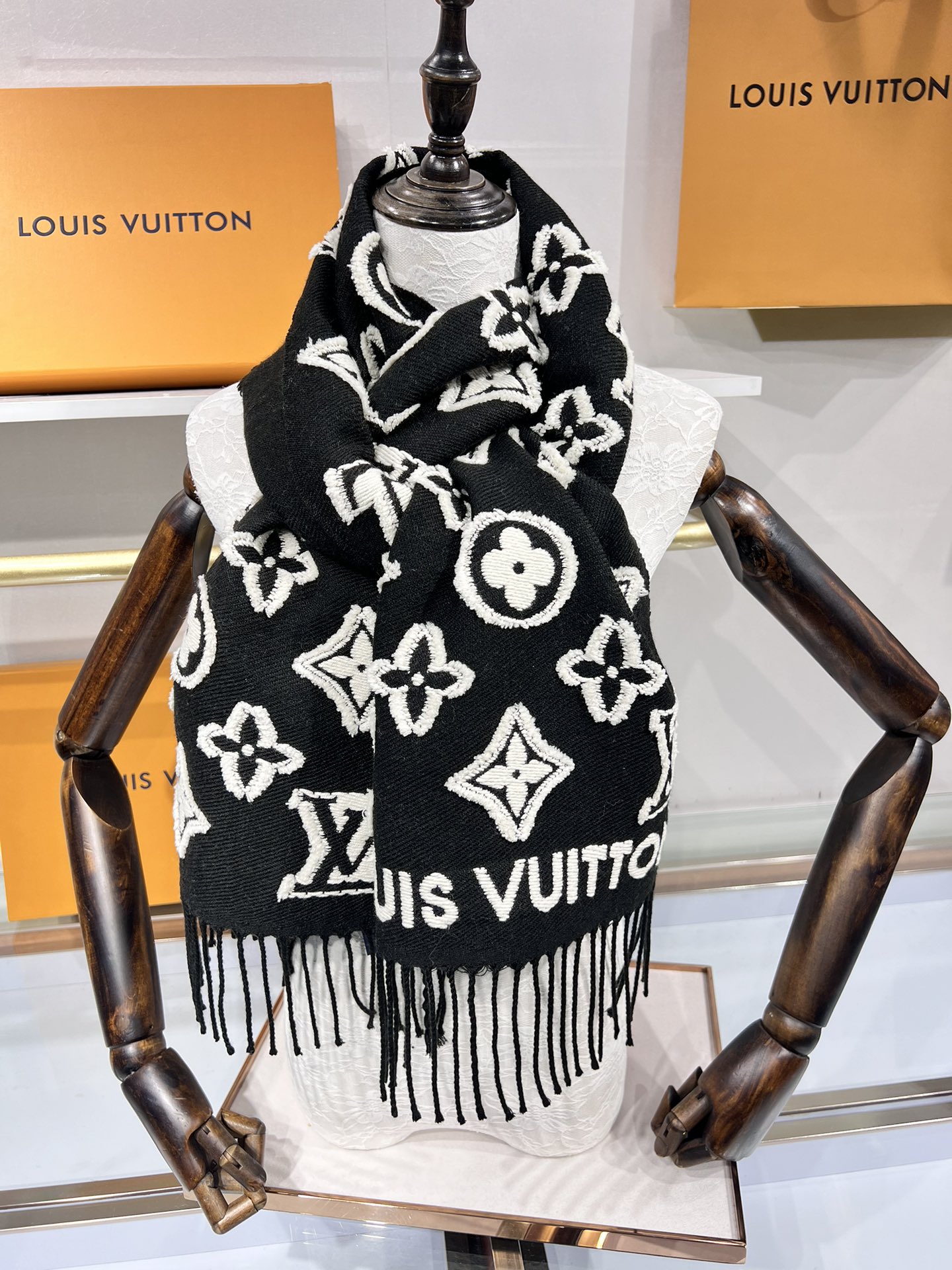 💟大家期待已久的LV围巾终于上新了冬季马上到来 选到自己的保暖神器了嘛 LV上新的围巾里有没有你Pick