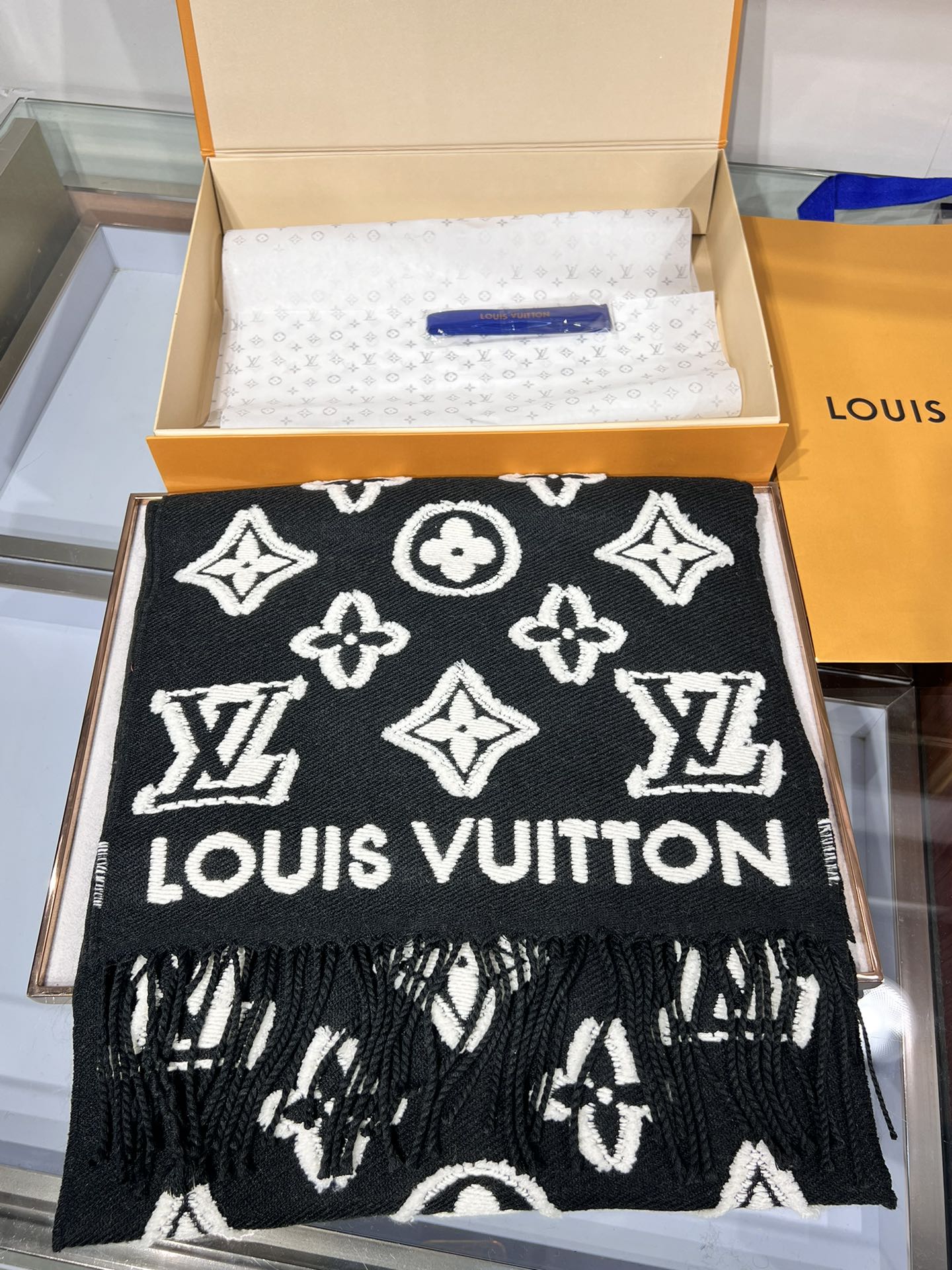 💟大家期待已久的LV围巾终于上新了冬季马上到来 选到自己的保暖神器了嘛 LV上新的围巾里有没有你Pick