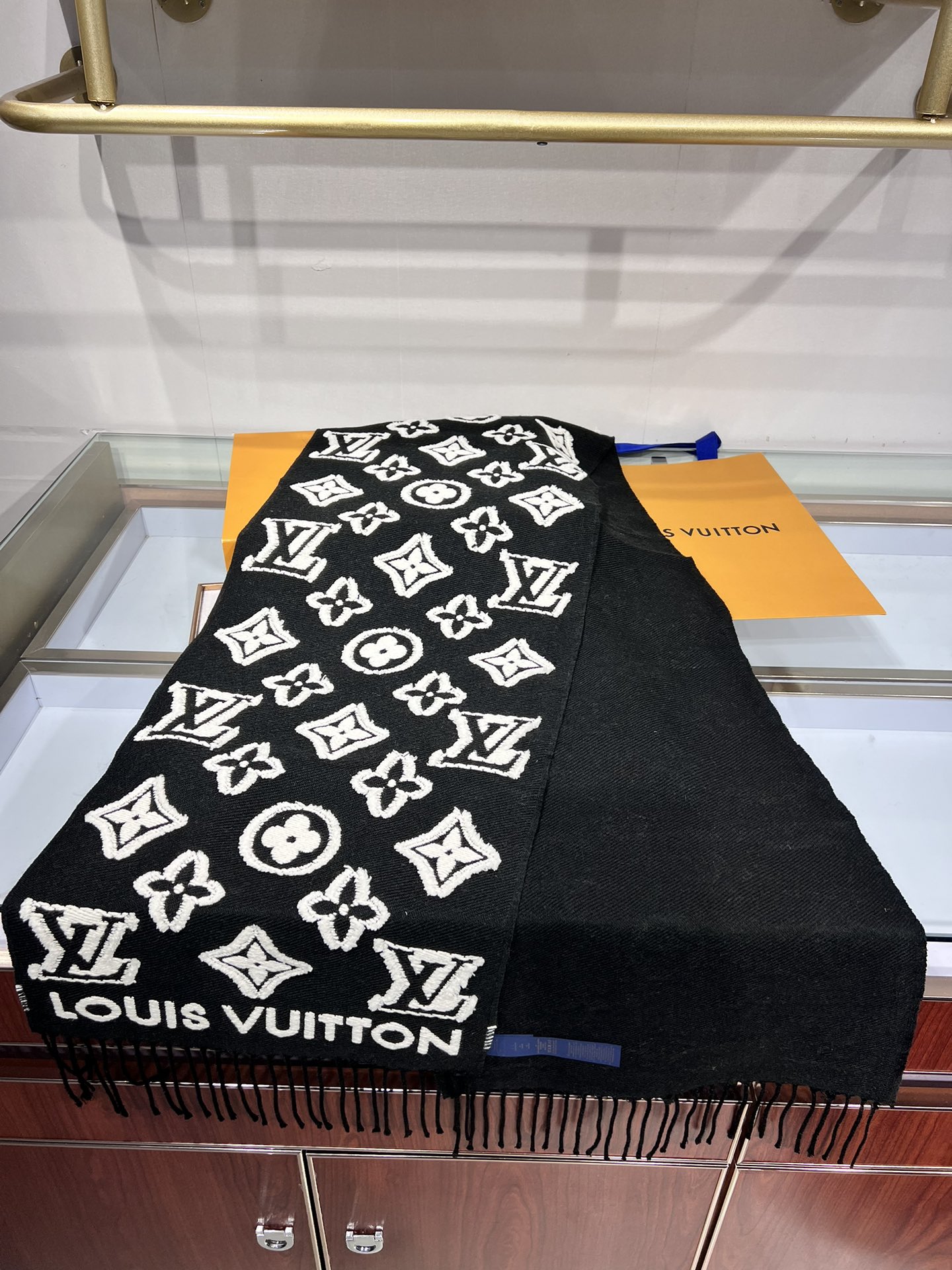 💟大家期待已久的LV围巾终于上新了冬季马上到来 选到自己的保暖神器了嘛 LV上新的围巾里有没有你Pick