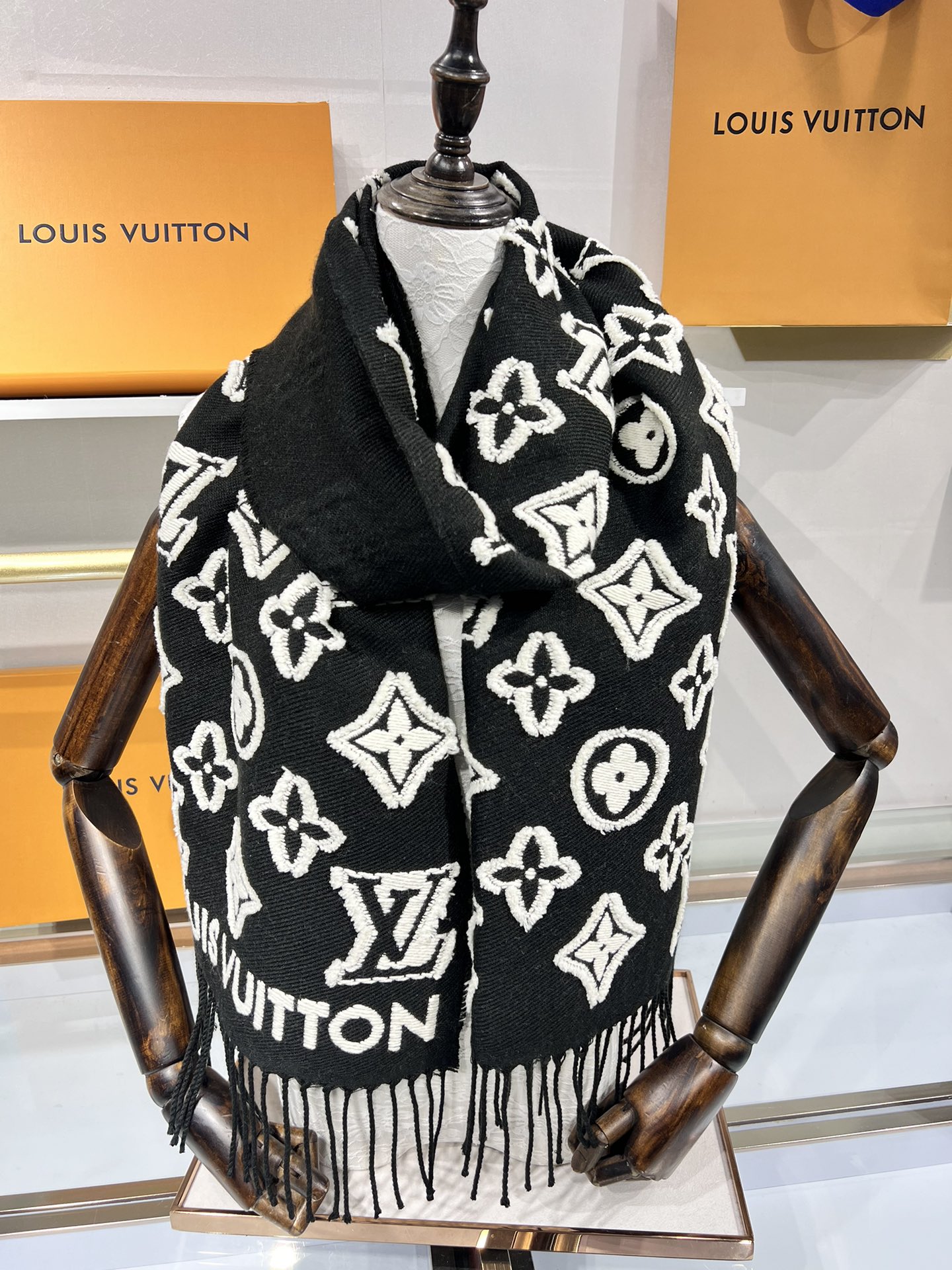 💟大家期待已久的LV围巾终于上新了冬季马上到来 选到自己的保暖神器了嘛 LV上新的围巾里有没有你Pick