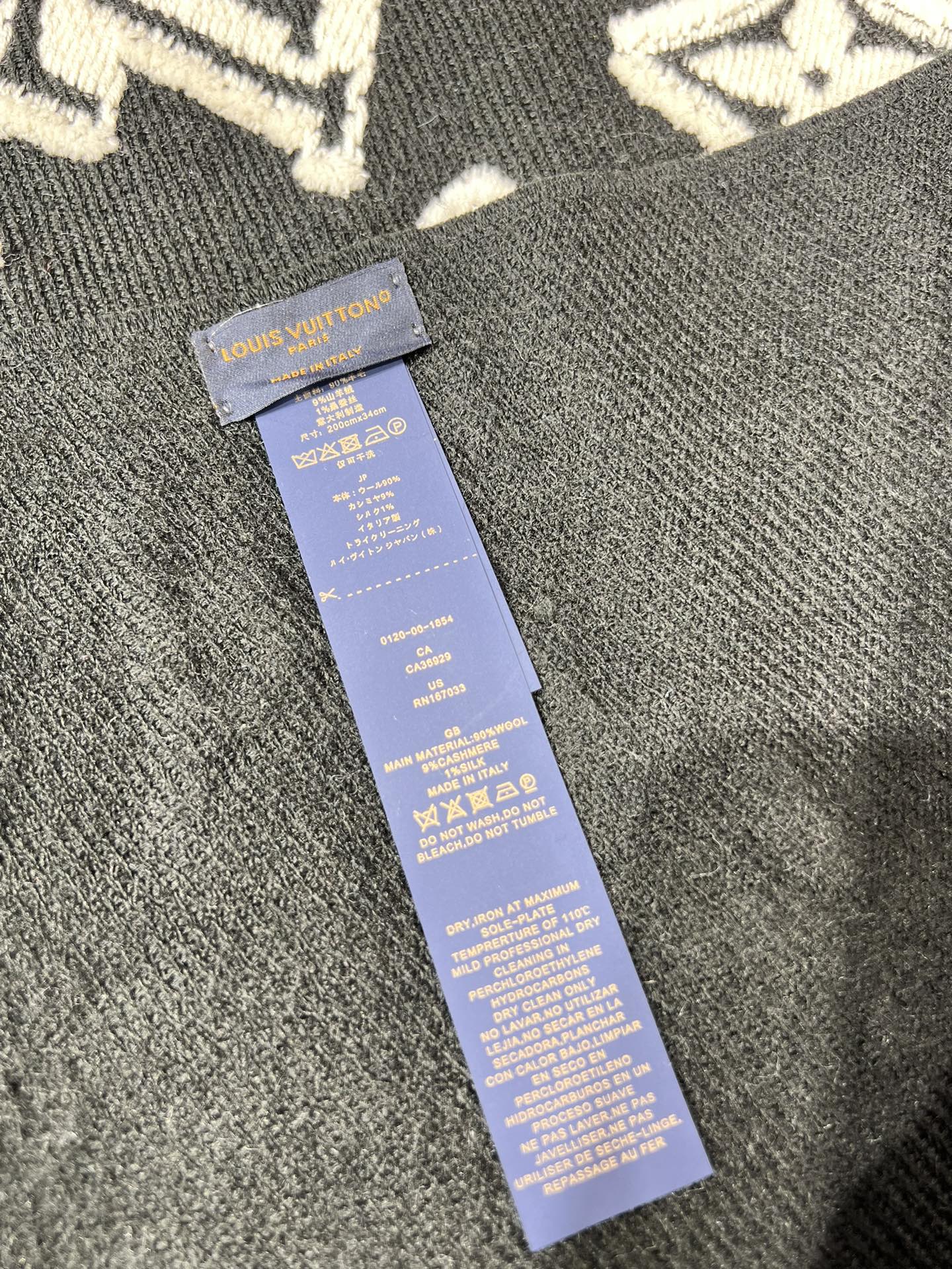 💟大家期待已久的LV围巾终于上新了冬季马上到来 选到自己的保暖神器了嘛 LV上新的围巾里有没有你Pick