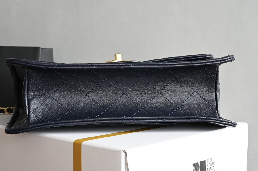 白金版▪️正品级 包装如图𝐂𝐡𝐚𝐧𝐞𝟏新品𝟐𝟒𝐊 豆腐包 大号 宝蓝色专柜货售价𝟺𝟾𝟾𝟹𝟶𝗋𝗆𝖻购入～全