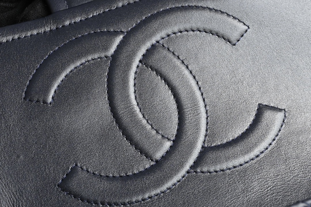 白金版▪️正品级 包装如图𝐂𝐡𝐚𝐧𝐞𝟏新品𝟐𝟒𝐊 豆腐包 大号 宝蓝色专柜货售价𝟺𝟾𝟾𝟹𝟶𝗋𝗆𝖻购入～全