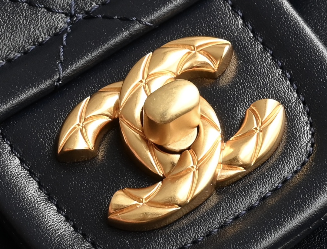 白金版▪️正品级 包装如图𝐂𝐡𝐚𝐧𝐞𝟏新品𝟐𝟒𝐊 豆腐包 大号 宝蓝色专柜货售价𝟺𝟾𝟾𝟹𝟶𝗋𝗆𝖻购入～全