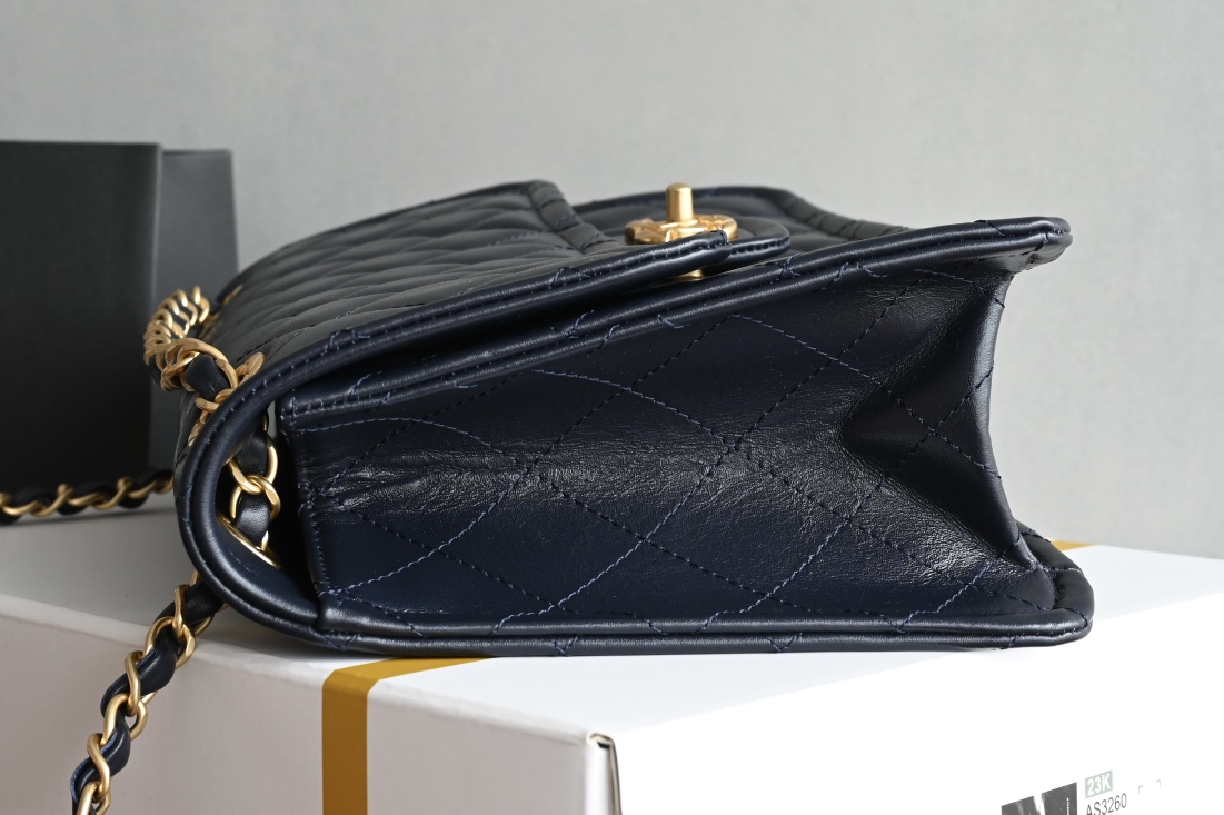 白金版▪️正品级 包装如图𝐂𝐡𝐚𝐧𝐞𝟏新品𝟐𝟒𝐊 豆腐包 大号 宝蓝色专柜货售价𝟺𝟾𝟾𝟹𝟶𝗋𝗆𝖻购入～全