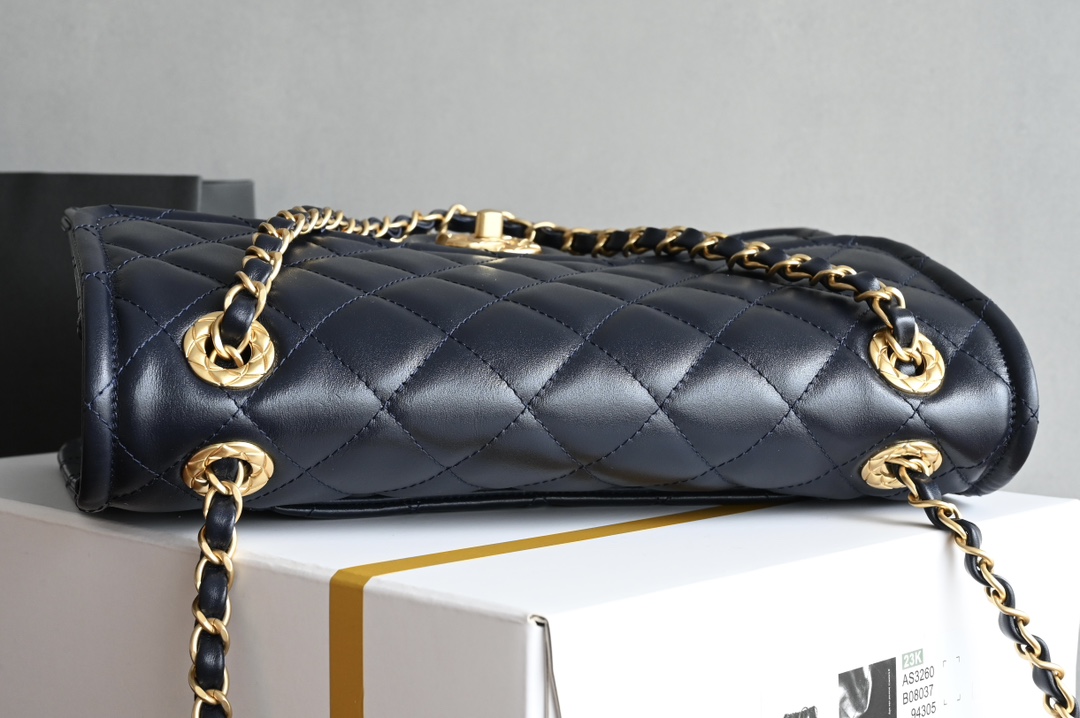 白金版▪️正品级 包装如图𝐂𝐡𝐚𝐧𝐞𝟏新品𝟐𝟒𝐊 豆腐包 大号 宝蓝色专柜货售价𝟺𝟾𝟾𝟹𝟶𝗋𝗆𝖻购入～全