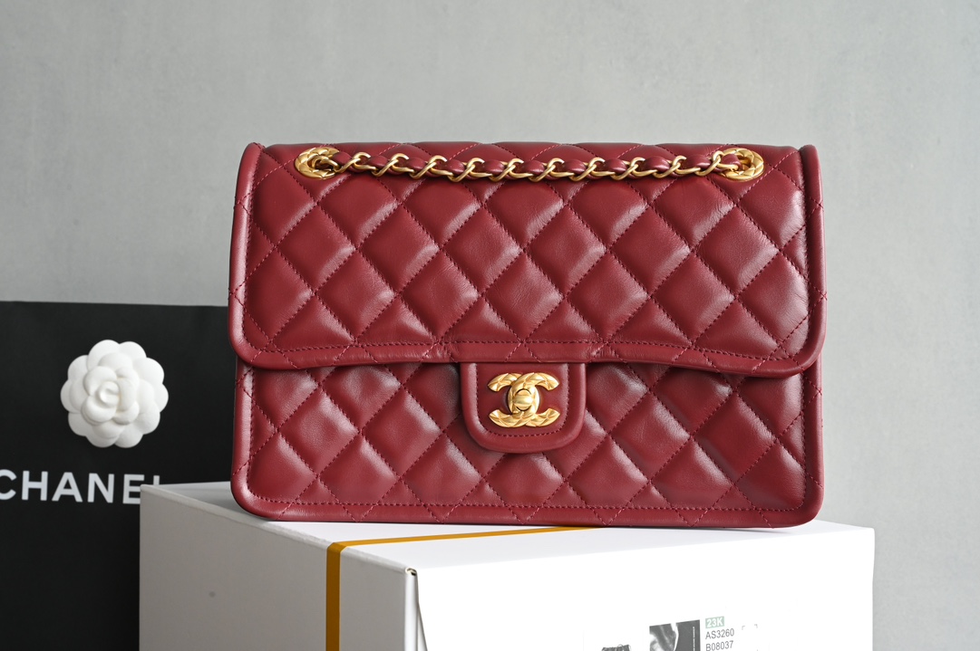 白金版▪️正品级 包装如图𝐂𝐡𝐚𝐧𝐞𝟏新品𝟐𝟒𝐊 豆腐包 大号 酒红色专柜货售价𝟺𝟾𝟾𝟹𝟶𝗋𝗆𝖻购入～全