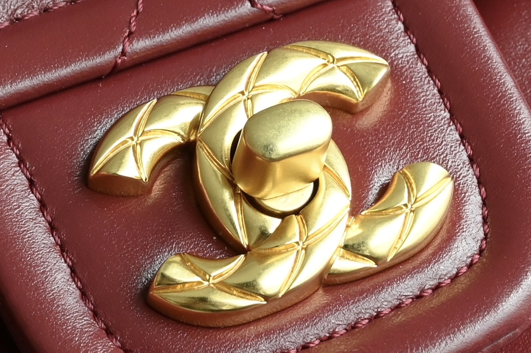 白金版▪️正品级 包装如图𝐂𝐡𝐚𝐧𝐞𝟏新品𝟐𝟒𝐊 豆腐包 大号 酒红色专柜货售价𝟺𝟾𝟾𝟹𝟶𝗋𝗆𝖻购入～全