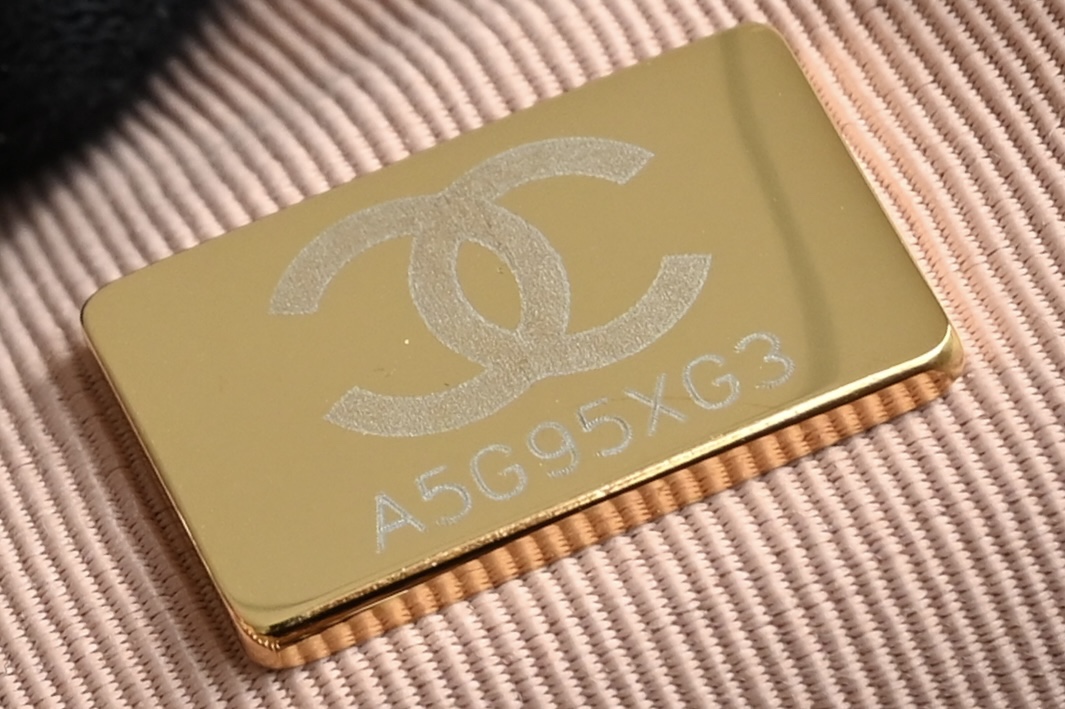 白金版▪️正品级 包装如图𝐂𝐡𝐚𝐧𝐞𝟏 𝟐𝟒𝐊 相机包 小号 焦糖专柜售价𝟦𝟦𝟧𝟢𝟢𝗋𝗆𝖻购入开发〰️皮