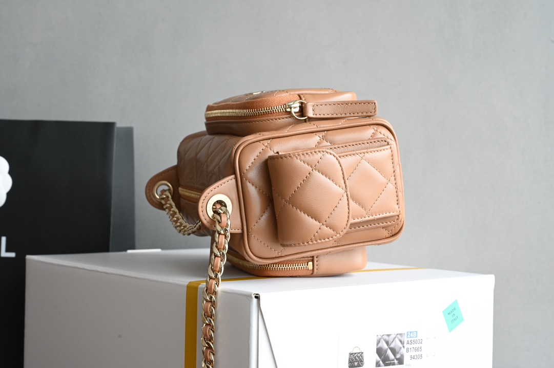 白金版▪️正品级 包装如图𝐂𝐡𝐚𝐧𝐞𝟏 𝟐𝟒𝐊 相机包 小号 焦糖专柜售价𝟦𝟦𝟧𝟢𝟢𝗋𝗆𝖻购入开发〰️皮