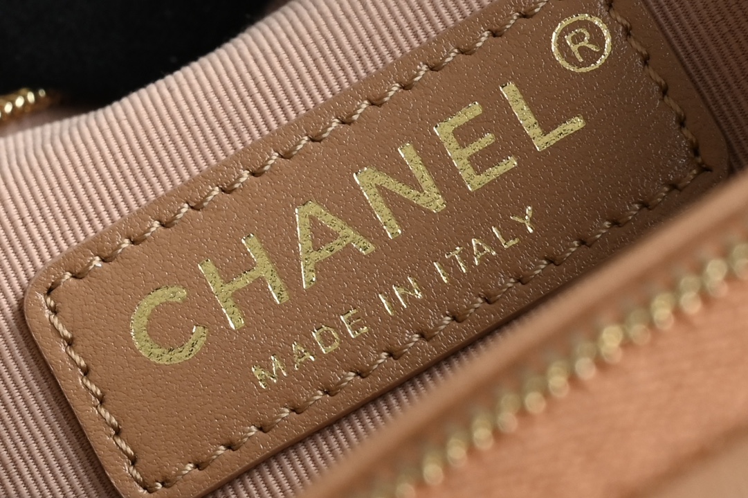 白金版▪️正品级 包装如图𝐂𝐡𝐚𝐧𝐞𝟏 𝟐𝟒𝐊 相机包 小号 焦糖专柜售价𝟦𝟦𝟧𝟢𝟢𝗋𝗆𝖻购入开发〰️皮