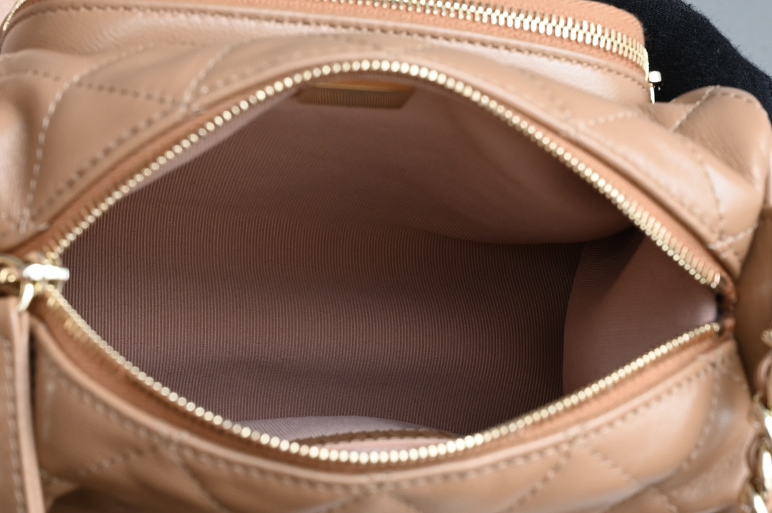 白金版▪️正品级 包装如图𝐂𝐡𝐚𝐧𝐞𝟏 𝟐𝟒𝐊 相机包 小号 焦糖专柜售价𝟦𝟦𝟧𝟢𝟢𝗋𝗆𝖻购入开发〰️皮