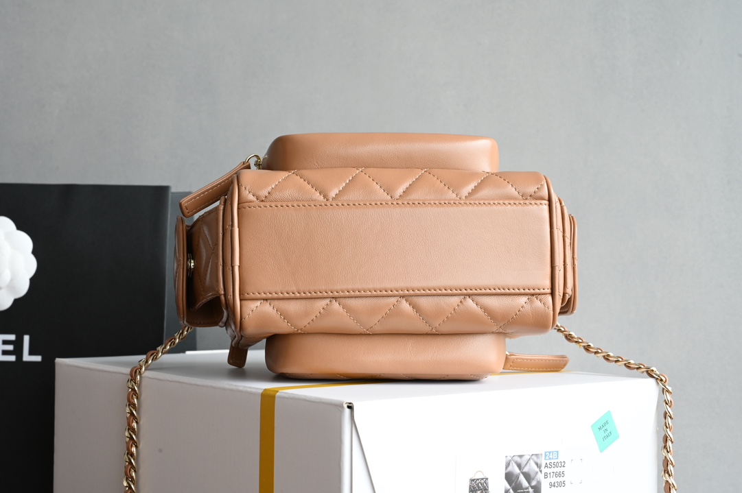 白金版▪️正品级 包装如图𝐂𝐡𝐚𝐧𝐞𝟏 𝟐𝟒𝐊 相机包 小号 焦糖专柜售价𝟦𝟦𝟧𝟢𝟢𝗋𝗆𝖻购入开发〰️皮