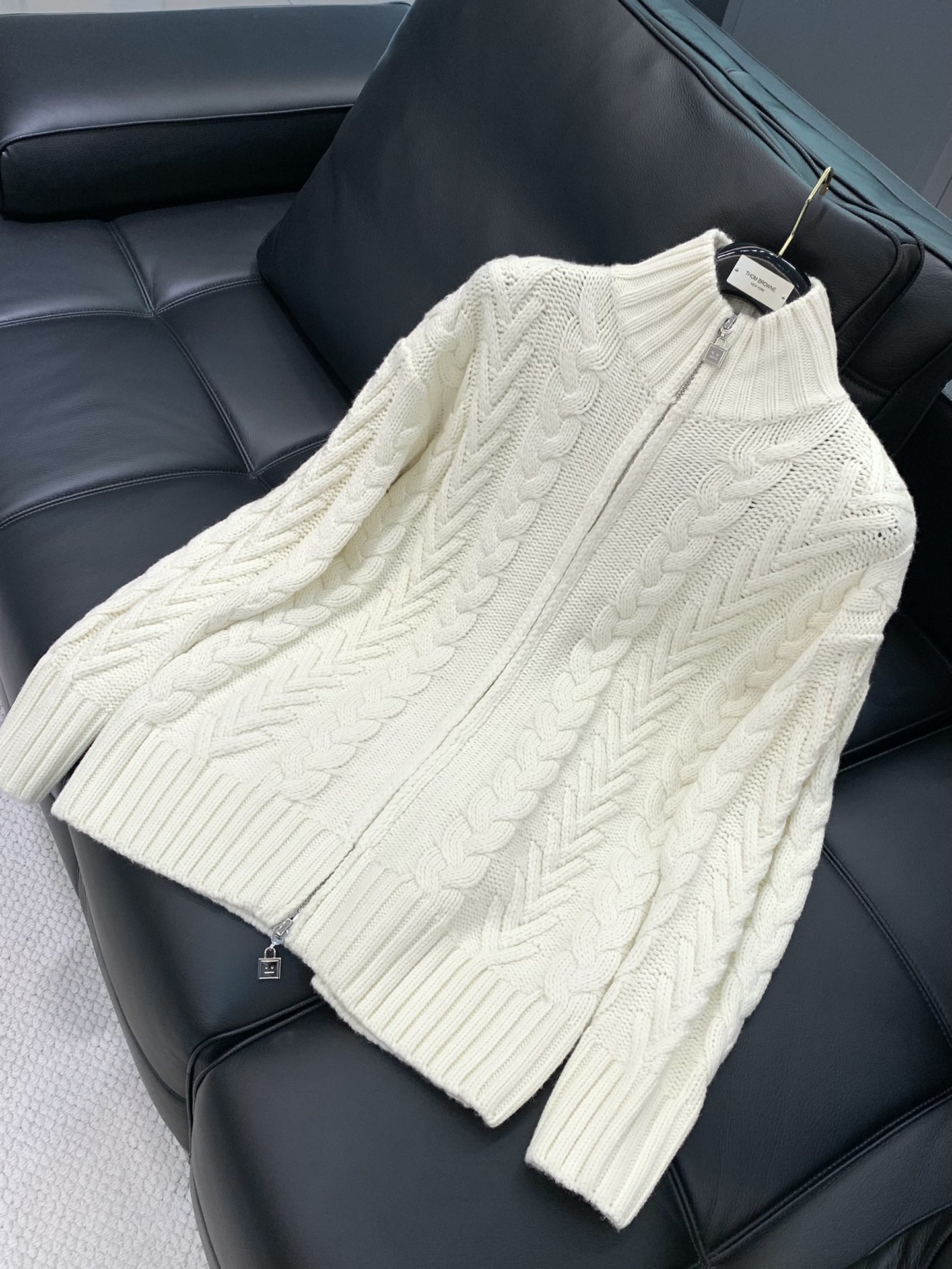 ，，LP(Loro Piana )，秋冬最新品，专柜同步有售，原单狠货，时尚休闲开衫毛衣，采用进口原版面