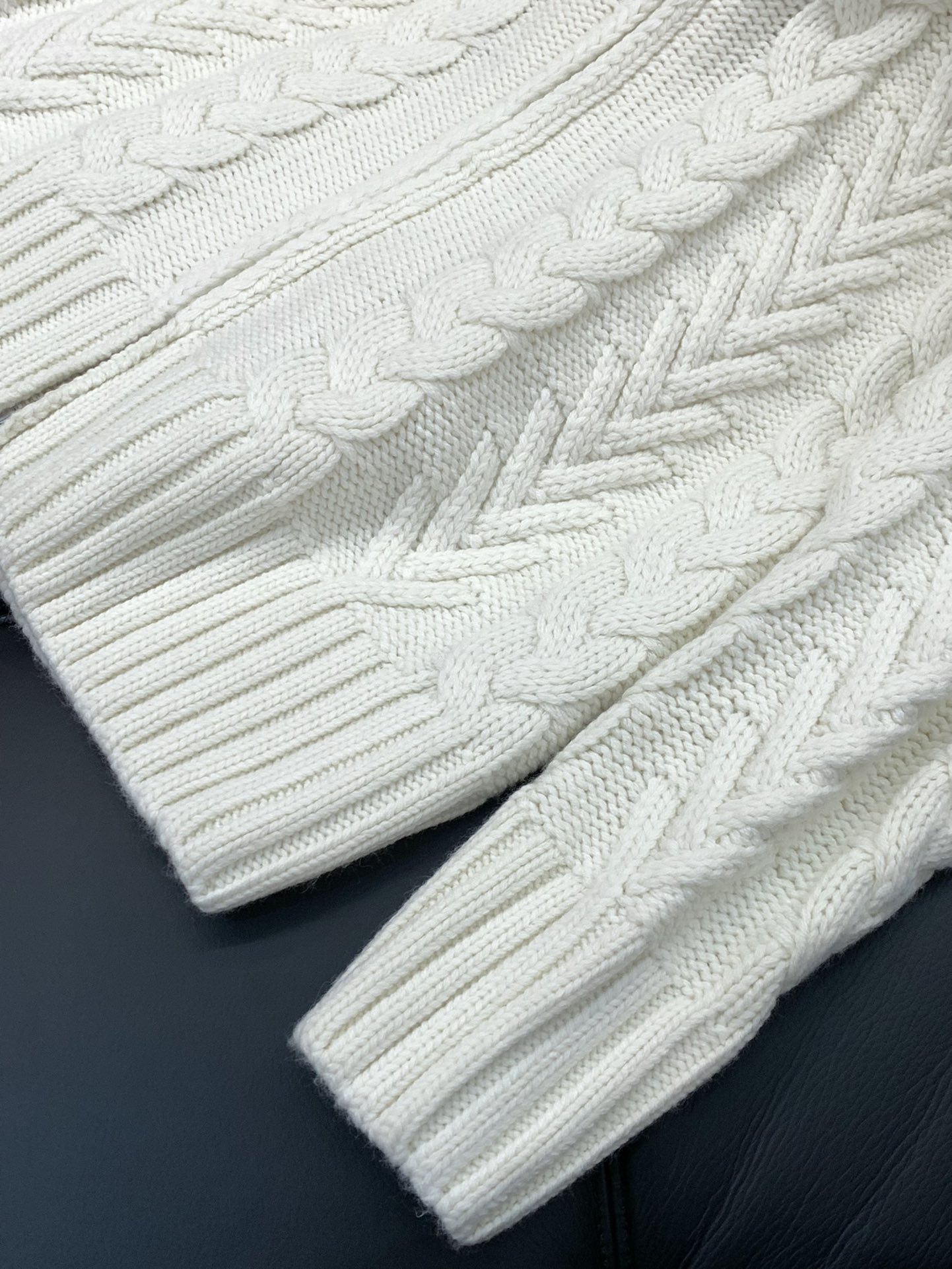 ，，LP(Loro Piana )，秋冬最新品，专柜同步有售，原单狠货，时尚休闲开衫毛衣，采用进口原版面